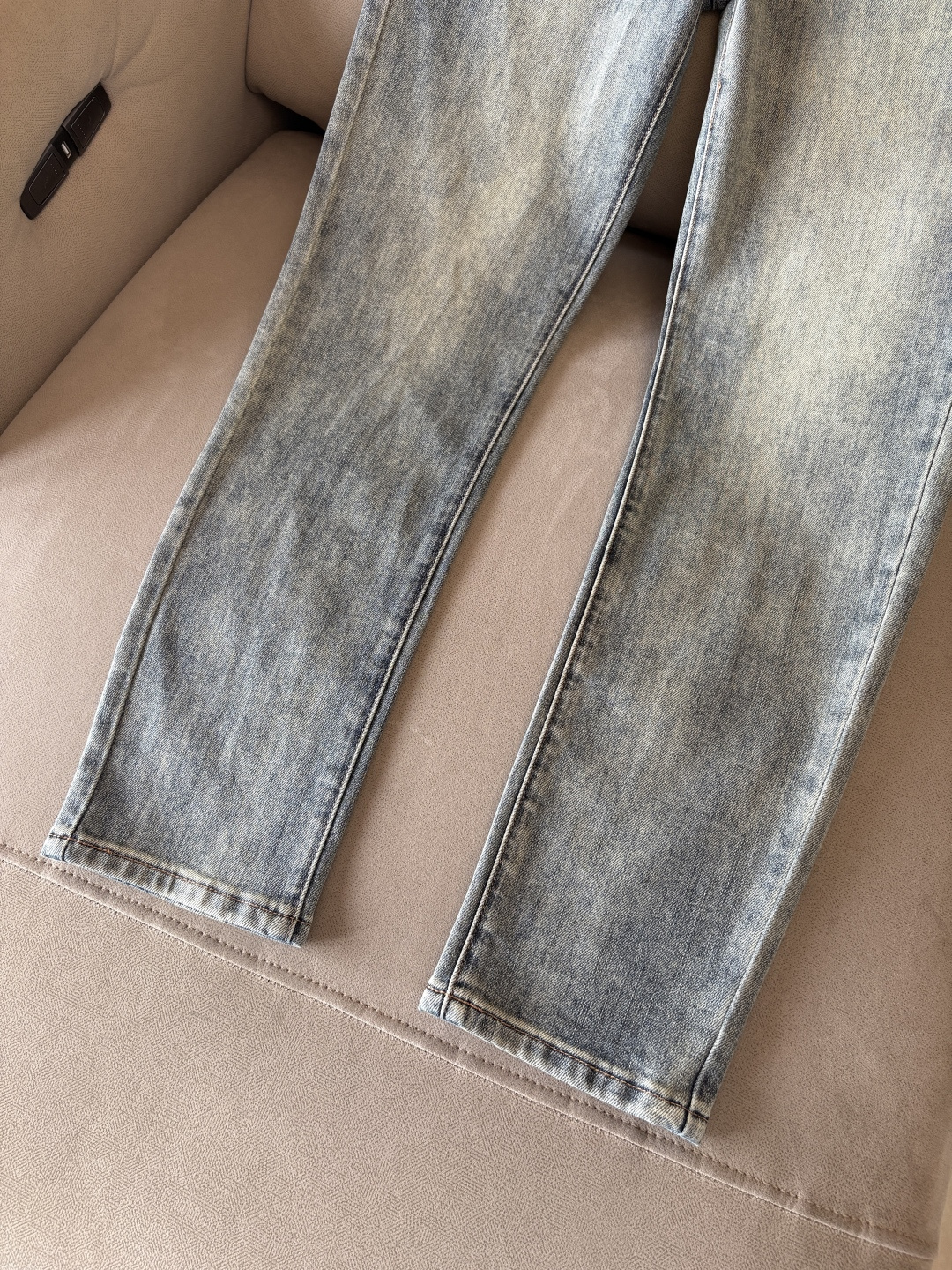 超级有范儿的一款牛仔裤，定制原版水洗牛仔面料，独特设计，顶级刺绣工艺字母图案logo，原版五金辅料装饰，