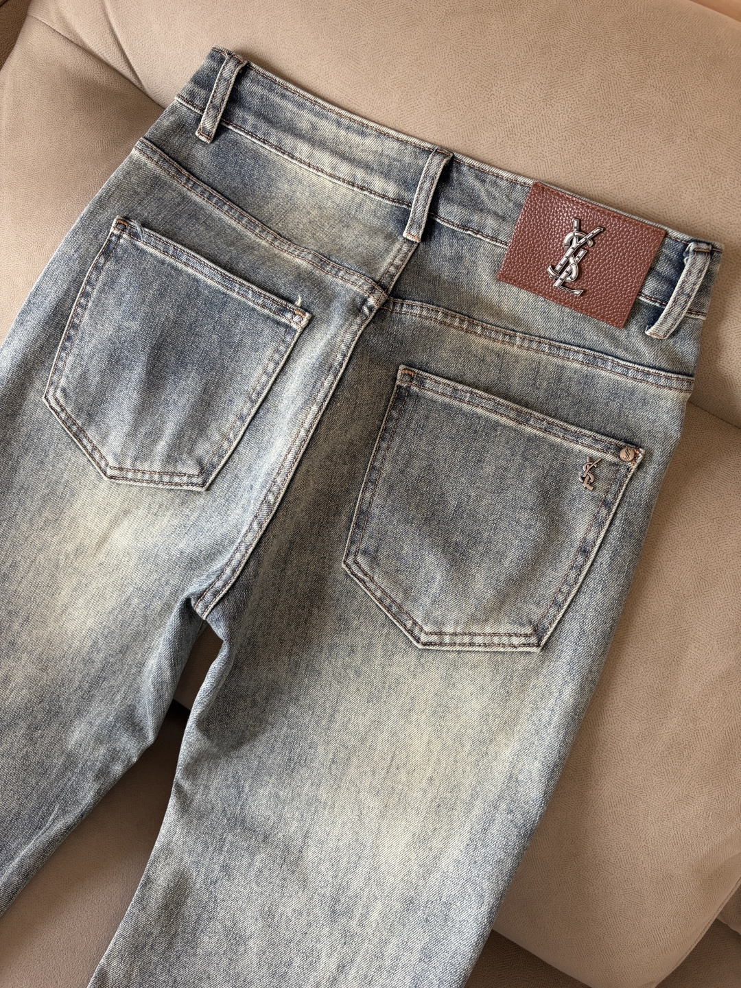 超级有范儿的一款牛仔裤，定制原版水洗牛仔面料，独特设计，顶级刺绣工艺字母图案logo，原版五金辅料装饰，