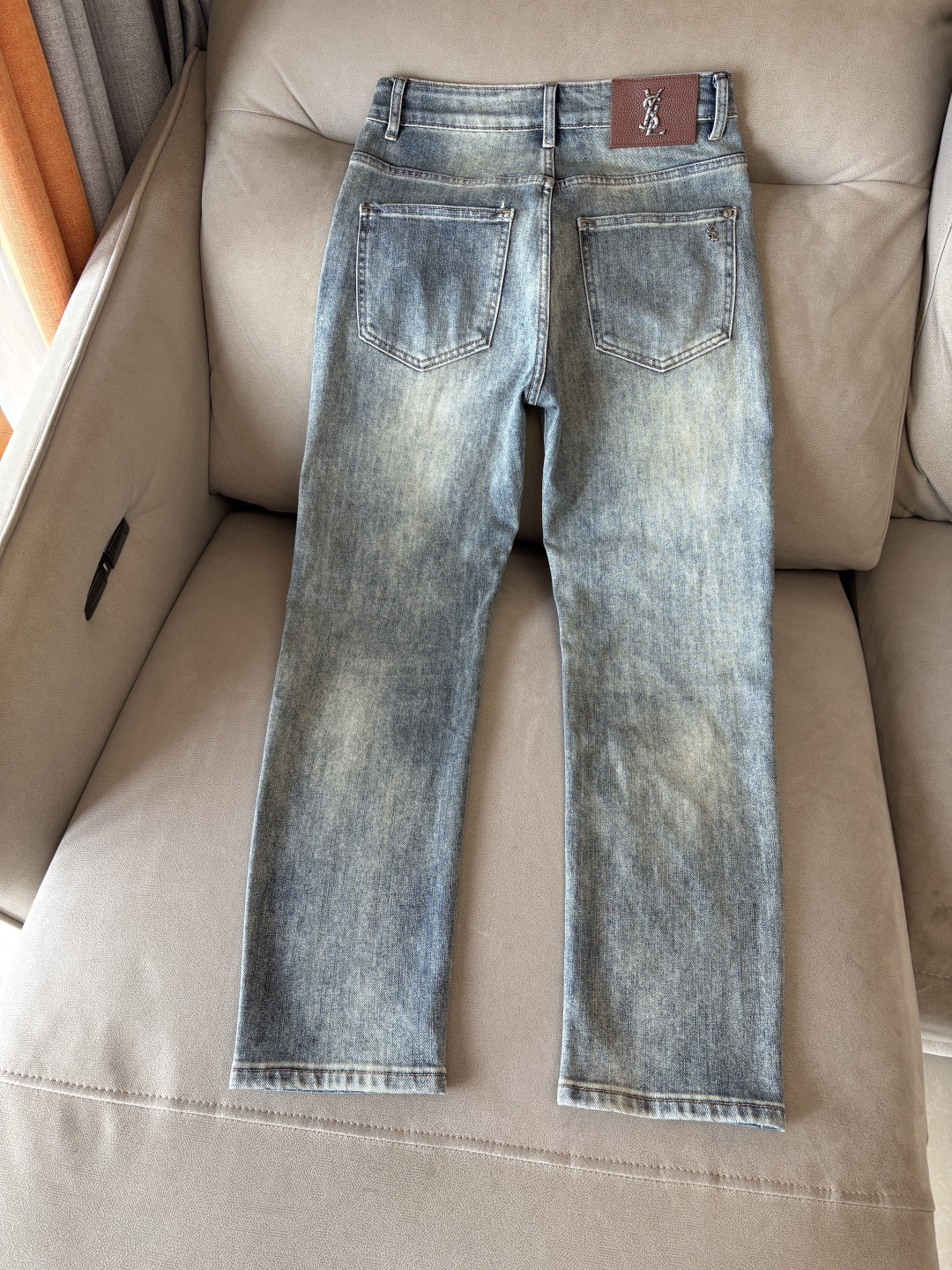超级有范儿的一款牛仔裤，定制原版水洗牛仔面料，独特设计，顶级刺绣工艺字母图案logo，原版五金辅料装饰，