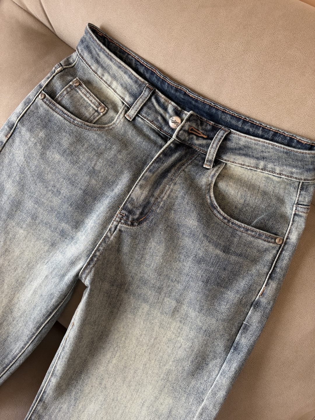 超级有范儿的一款牛仔裤，定制原版水洗牛仔面料，独特设计，顶级刺绣工艺字母图案logo，原版五金辅料装饰，