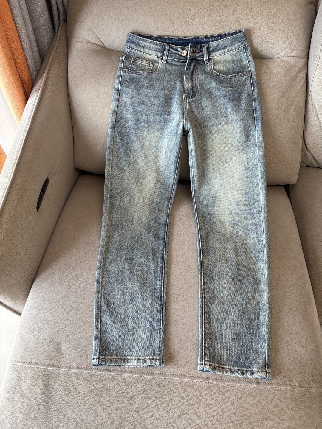 超级有范儿的一款牛仔裤，定制原版水洗牛仔面料，独特设计，顶级刺绣工艺字母图案logo，原版五金辅料装饰，