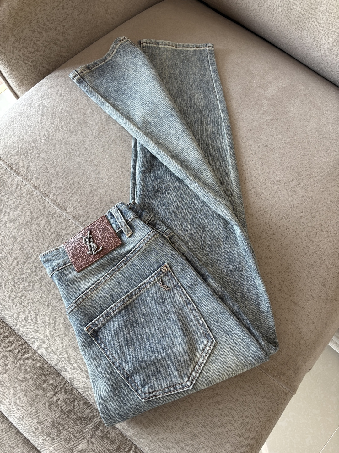 超级有范儿的一款牛仔裤，定制原版水洗牛仔面料，独特设计，顶级刺绣工艺字母图案logo，原版五金辅料装饰，