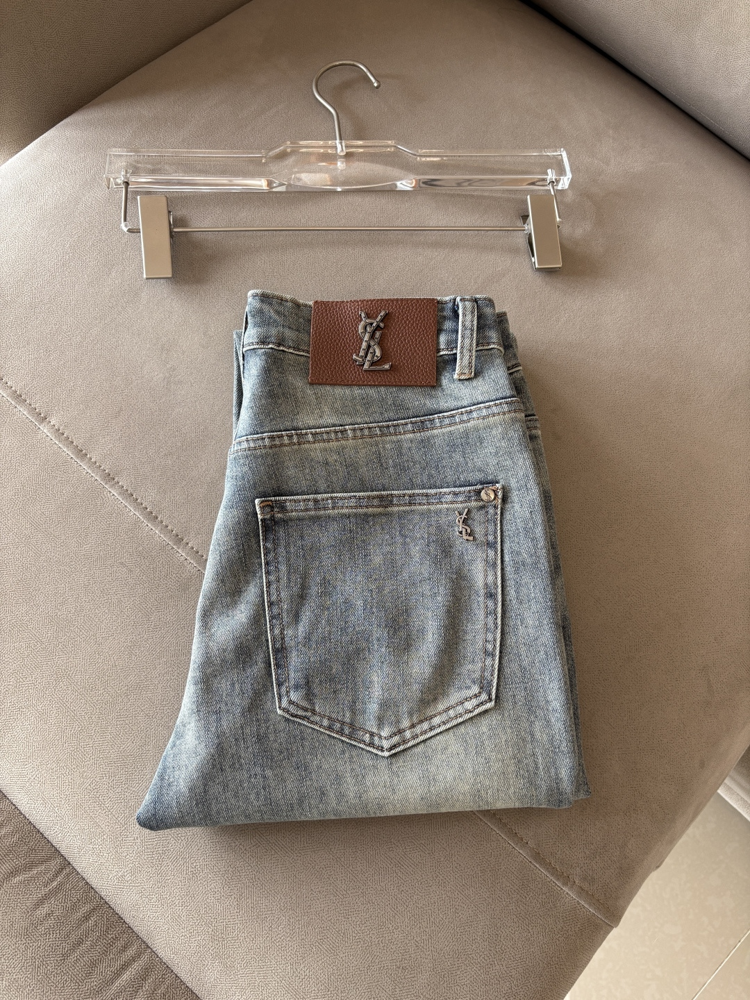 NO:513689,A super stylish jeans, customized original washing denim fabric, unique design, top-grade embroidery craft letter pattern logo, original hardware and auxiliary decoration, extremely superior jeans, the materials and craftsmanship are extremely luxurious and exquisite, the grade is extremely high, the upper body is handsome and stylish, recommended, 003 yards 29-38 without 35; 37, jeans, alexander wang19860909超级有范儿的一款牛仔裤,定制原版水洗牛仔面料,独特设计,顶级刺绣工艺字母图案logo,原版五金辅料装饰,极为翘楚的一款牛仔裤,用料与工艺都极致奢华精湛,档次极高,上身帅气有型,推荐,003码数29-38没35；37,,jeans,alexander wang,Men's clothing