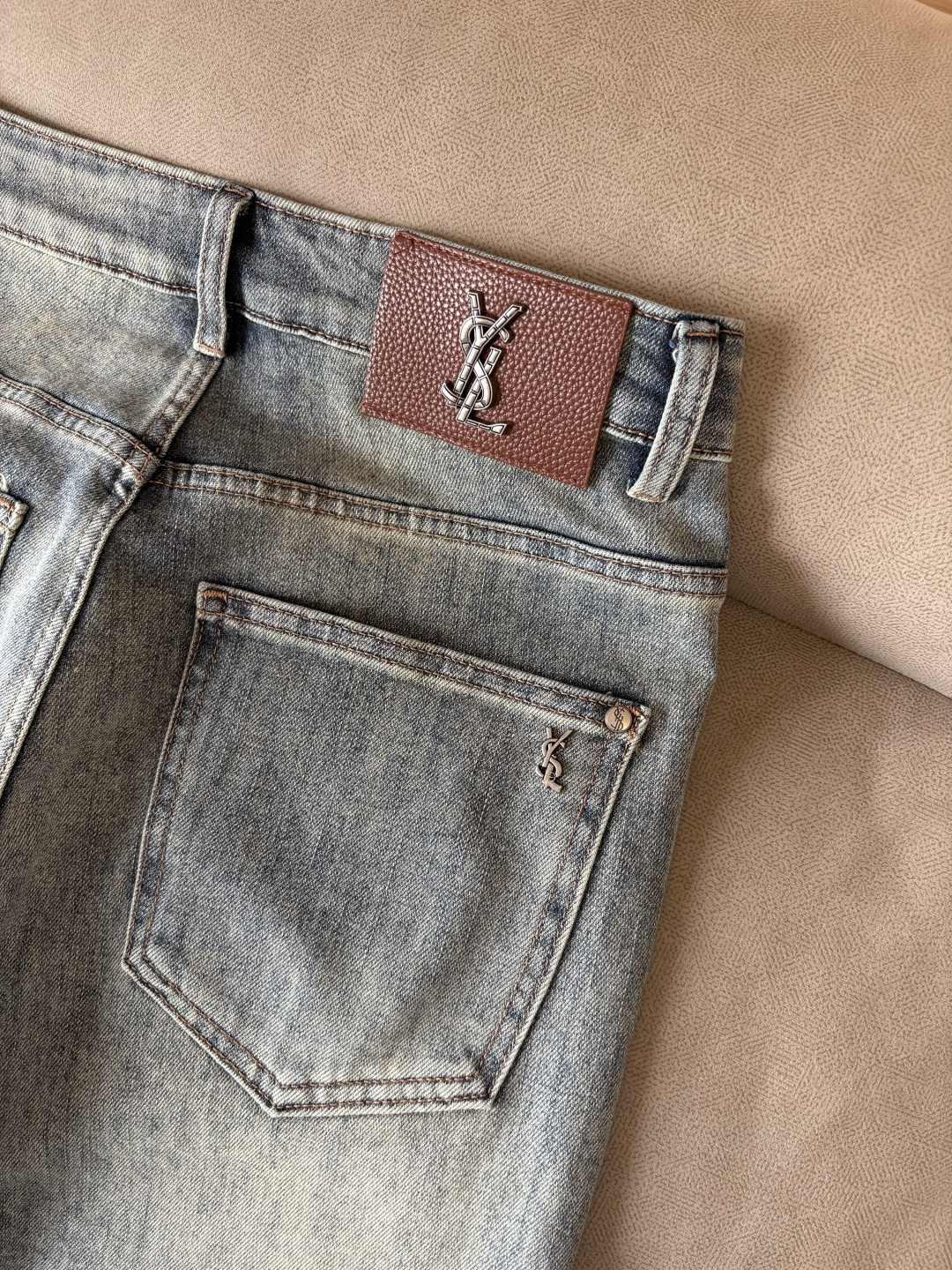 超级有范儿的一款牛仔裤，定制原版水洗牛仔面料，独特设计，顶级刺绣工艺字母图案logo，原版五金辅料装饰，