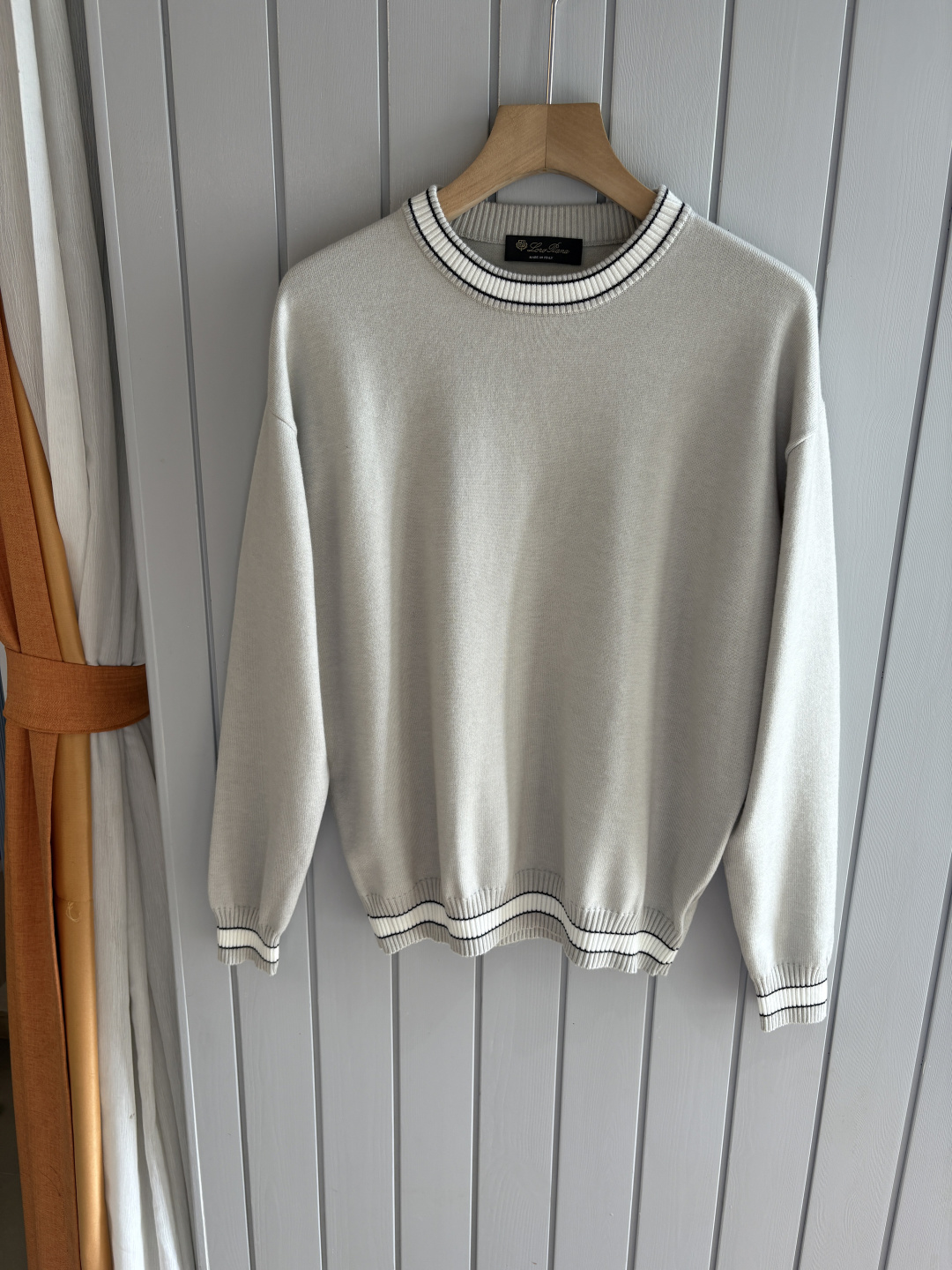 NO:610334,The 'Time-consuming King' diamond jacquard design selects ultra-fine high-quality yarns, lapel short-sleeved men's collection 'Time-consuming King' long-sleeved knitted luxury craftsmanship, which is high-end to the touch. The ingenious rhombus hollow jacquard takes several months to carve, and the three-dimensional diamond-shaped jacquard is woven between the warp and weft to create an architectural aesthetic texture.  The simple lapel outlines neat lines, and the short-sleeved cut is suitable for many scenes - when layered with a suit in a business meeting, it looks elegant, or when worn alone in leisure time, it shows the gentleman's taste. The collection style will never fade. The details are testimony to the quality. Precision machining ensures that the seams are smooth and the bone reinforcement is durable and not deformed; the collar thread has been washed and tested, and it still looks like new after long-term wear. Every detail is a testimony of 'time-consuming'. Size M-3XL,, T-shirt, business  suit,alexander wang19860909耗时王”菱形提花设计甄选超细优质纱线翻领短袖男士典藏款「耗时王」长袖针织奢雅工艺,触肤即高阶. 匠心底蕴菱形镂空提花 耗时数月雕琢的立体菱形提花,经纬间织就建筑美学肌理,光影穿透时显隐交错,举手投足尽展低调奢华. 经典型格翻领长袖设计 简约翻领勾勒利落线条,短袖剪裁适配多场景——商务会晤时叠搭西装显儒雅,休闲时光单穿流露绅士品味,典藏款型永不褪色. 细节至臻品质见证 精密车工确保接缝平整,骨位加固耐穿不变形；领口螺纹经水洗测试,久穿仍挺括如新,每一处细节皆为「耗时」证言. 码数M-3XL,,T-shirt,business suit,alexander wang,Men's clothing