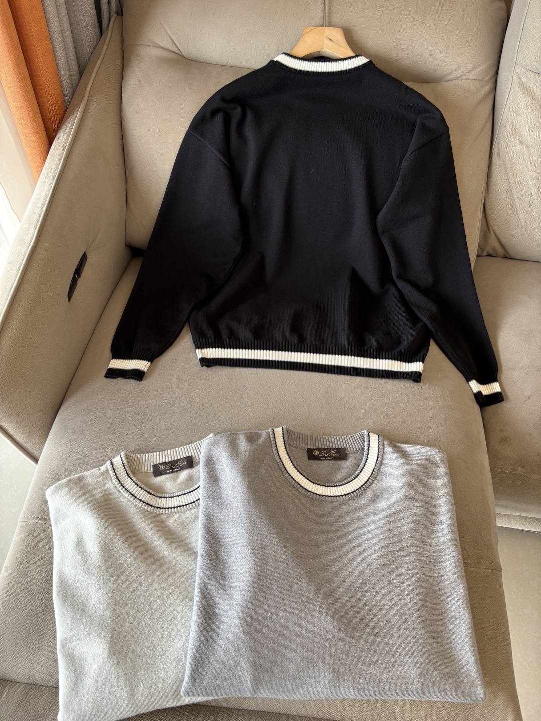 耗时王”菱形提花设计甄选超细优质纱线翻领短袖男士典藏款「耗时王」长袖针织奢雅工艺，触肤即高阶。

• 匠