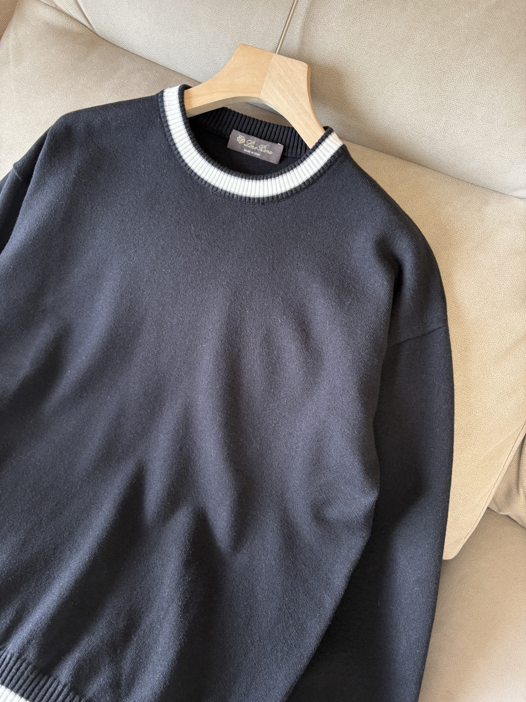 耗时王”菱形提花设计甄选超细优质纱线翻领短袖男士典藏款「耗时王」长袖针织奢雅工艺，触肤即高阶。

• 匠