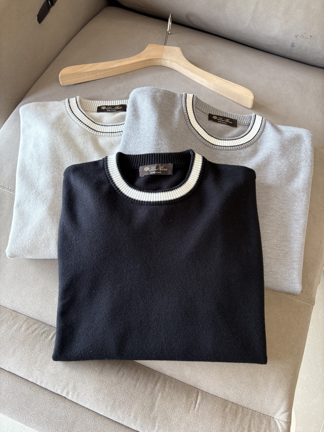 耗时王”菱形提花设计甄选超细优质纱线翻领短袖男士典藏款「耗时王」长袖针织奢雅工艺，触肤即高阶。

• 匠