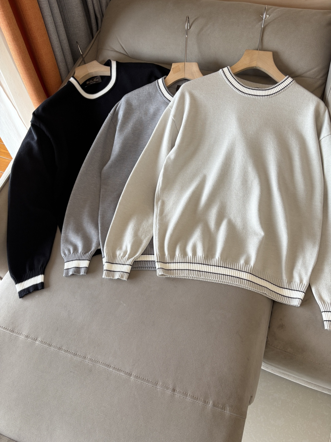 耗时王”菱形提花设计甄选超细优质纱线翻领短袖男士典藏款「耗时王」长袖针织奢雅工艺，触肤即高阶。

• 匠