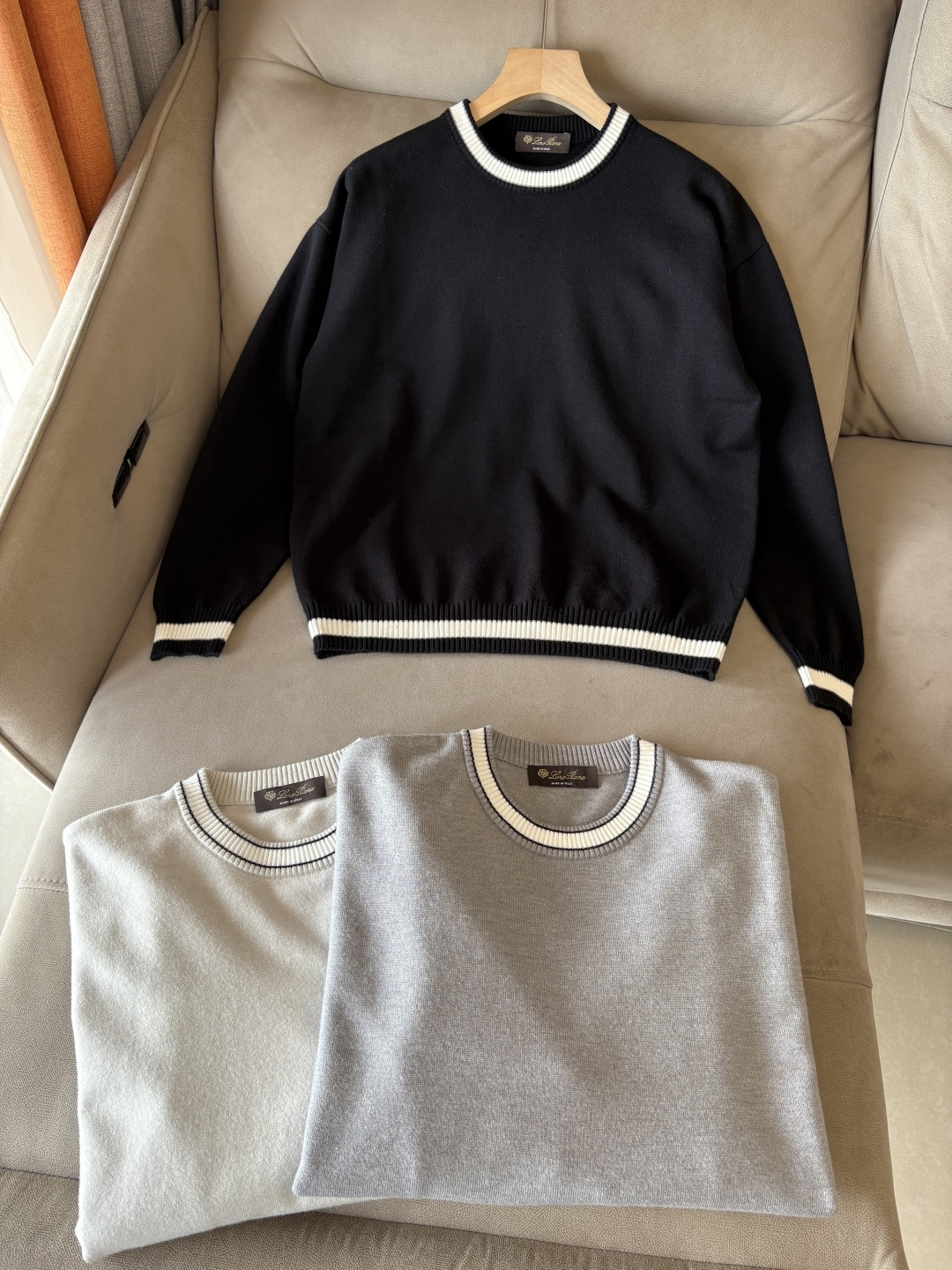 耗时王”菱形提花设计甄选超细优质纱线翻领短袖男士典藏款「耗时王」长袖针织奢雅工艺，触肤即高阶。

• 匠