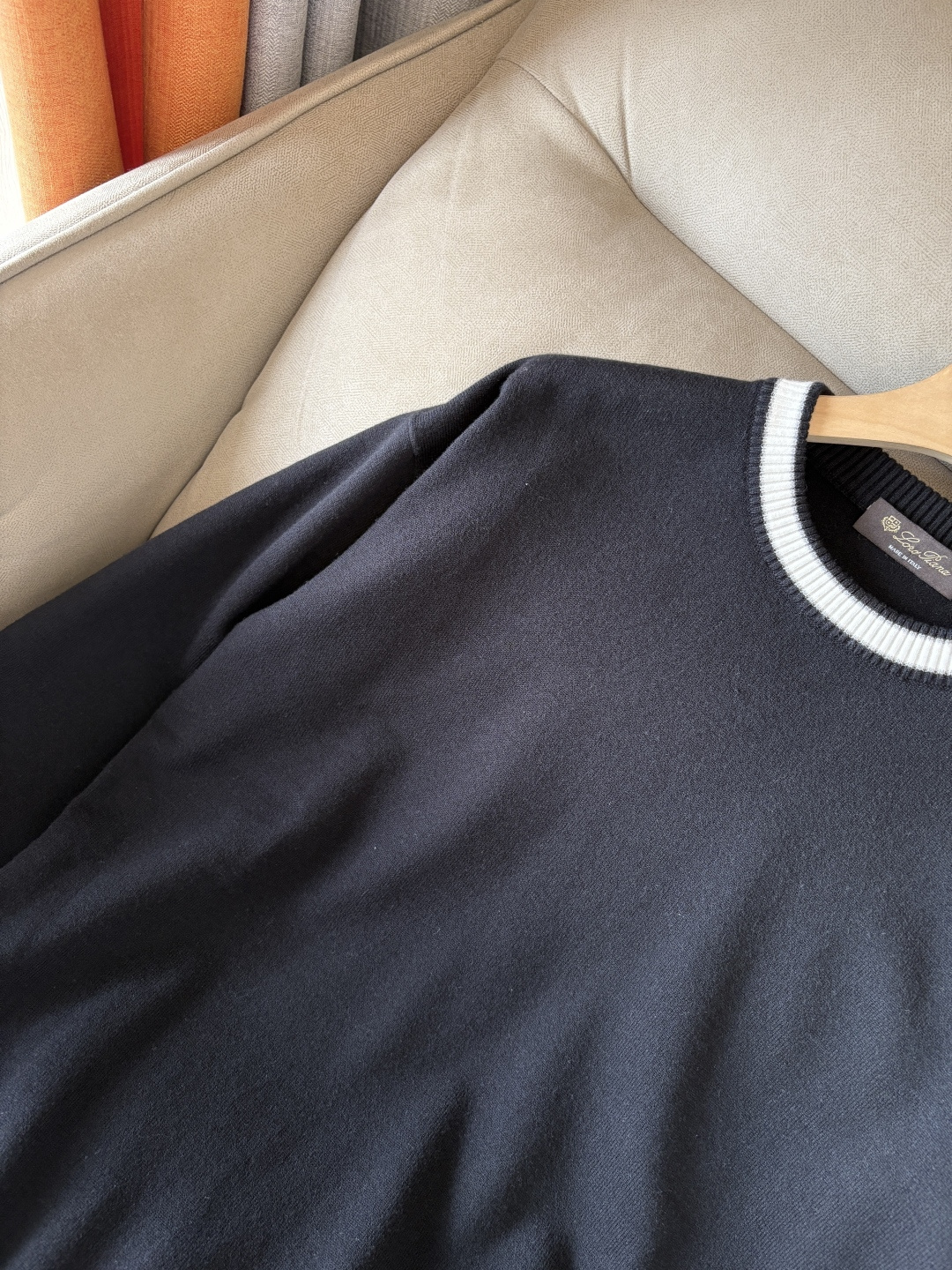 耗时王”菱形提花设计甄选超细优质纱线翻领短袖男士典藏款「耗时王」长袖针织奢雅工艺，触肤即高阶。

• 匠