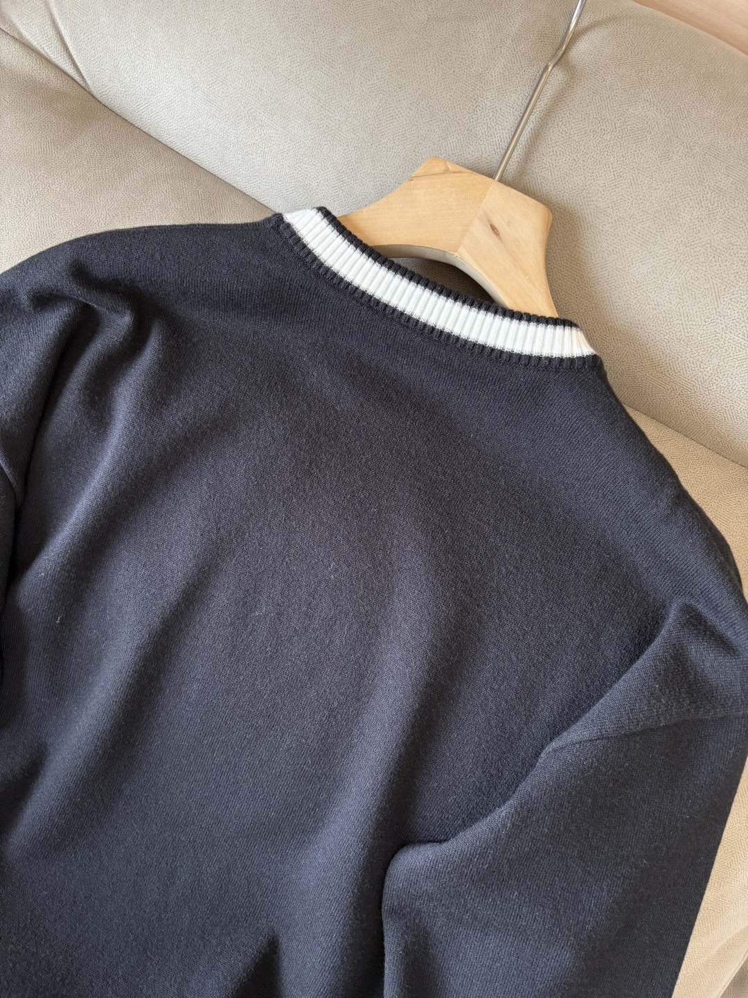 耗时王”菱形提花设计甄选超细优质纱线翻领短袖男士典藏款「耗时王」长袖针织奢雅工艺，触肤即高阶。

• 匠