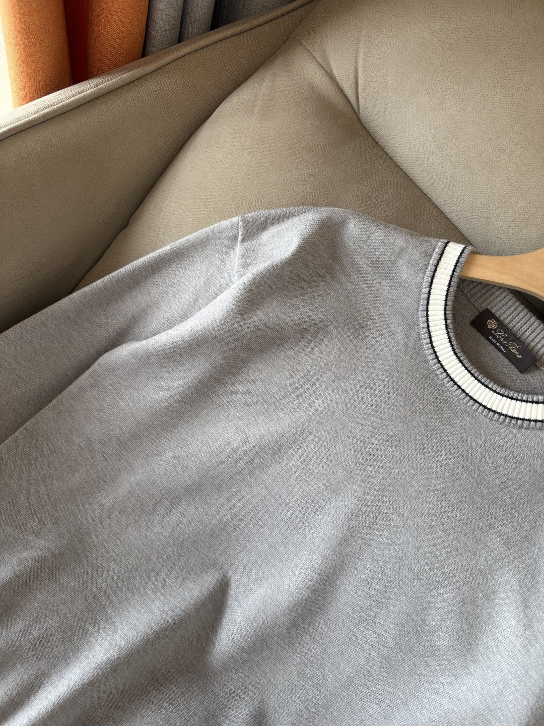 耗时王”菱形提花设计甄选超细优质纱线翻领短袖男士典藏款「耗时王」长袖针织奢雅工艺，触肤即高阶。

• 匠