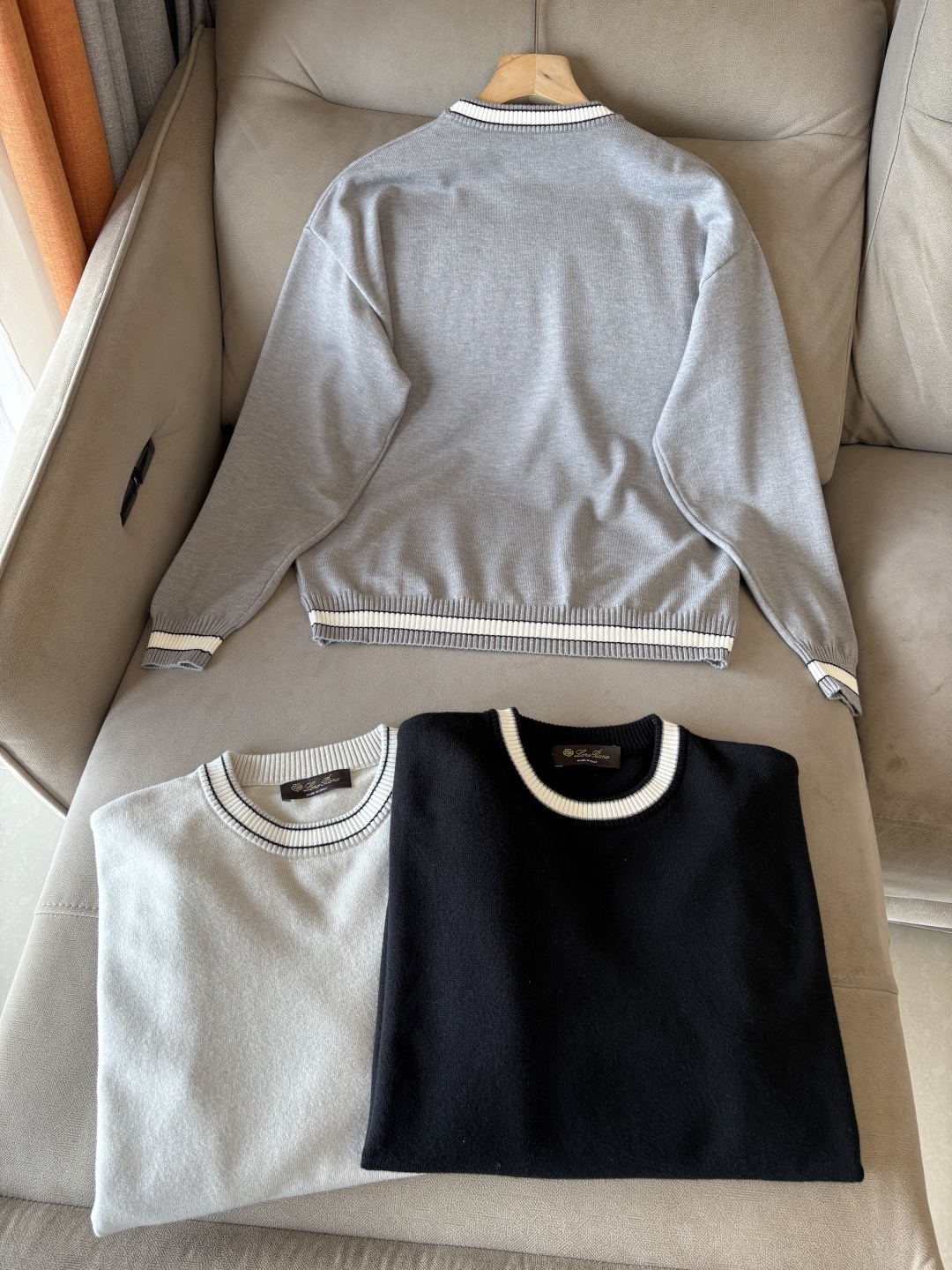 耗时王”菱形提花设计甄选超细优质纱线翻领短袖男士典藏款「耗时王」长袖针织奢雅工艺，触肤即高阶。

• 匠