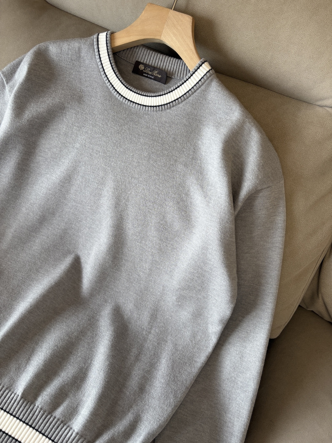 耗时王”菱形提花设计甄选超细优质纱线翻领短袖男士典藏款「耗时王」长袖针织奢雅工艺，触肤即高阶。

• 匠