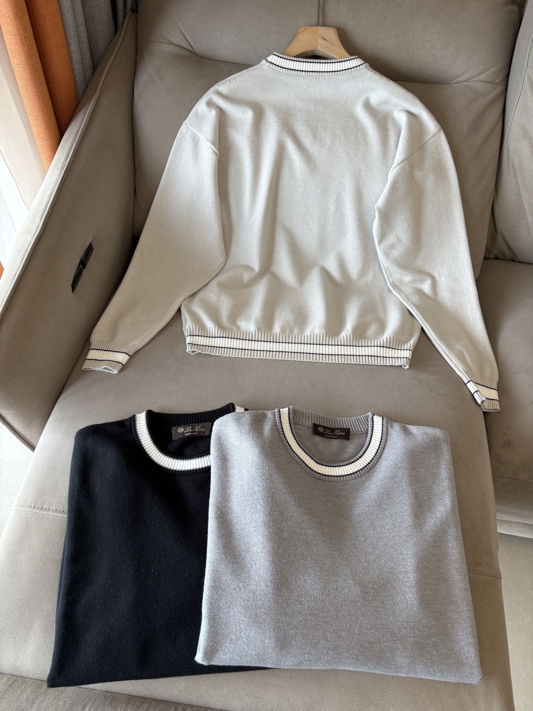 耗时王”菱形提花设计甄选超细优质纱线翻领短袖男士典藏款「耗时王」长袖针织奢雅工艺，触肤即高阶。

• 匠