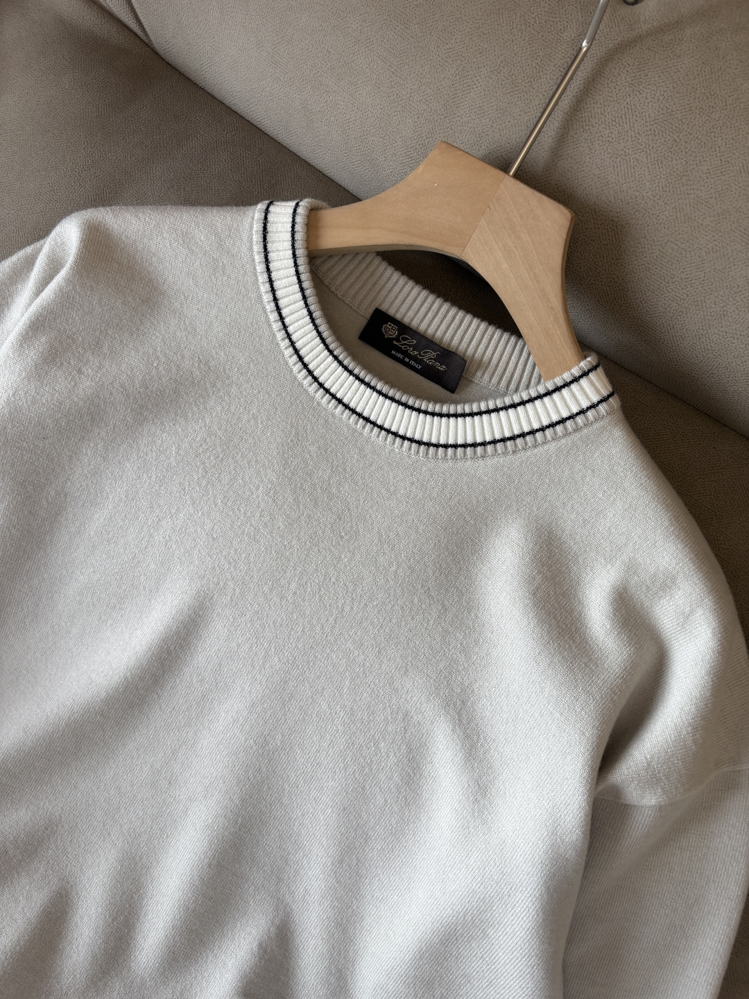 耗时王”菱形提花设计甄选超细优质纱线翻领短袖男士典藏款「耗时王」长袖针织奢雅工艺，触肤即高阶。

• 匠