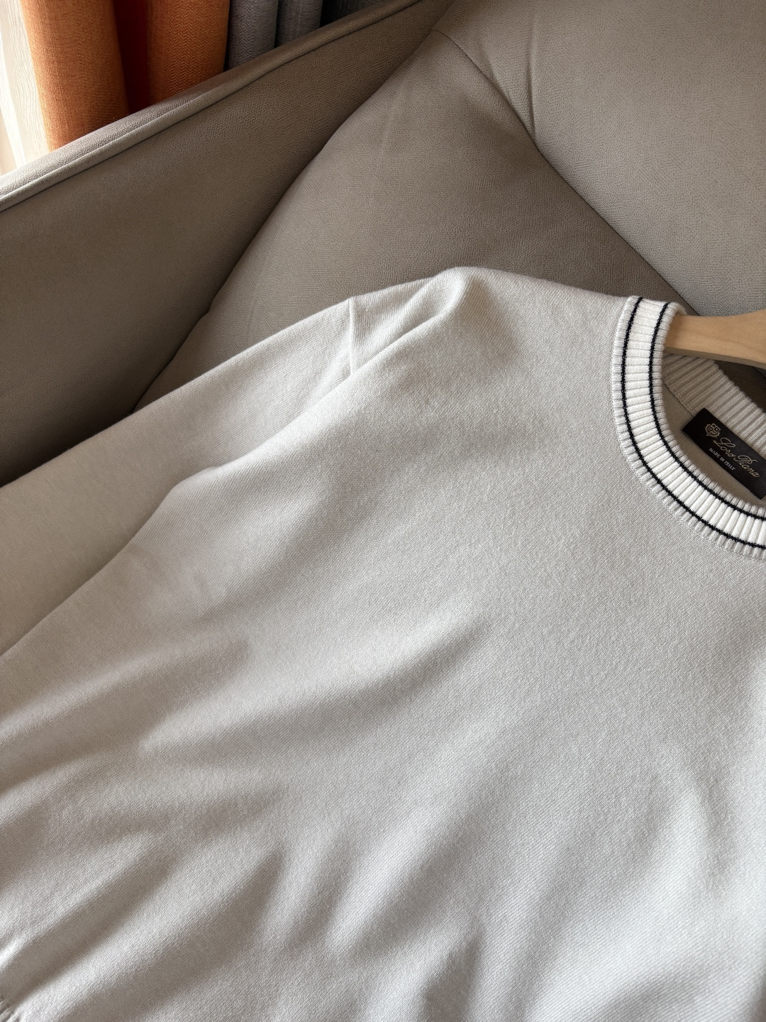 耗时王”菱形提花设计甄选超细优质纱线翻领短袖男士典藏款「耗时王」长袖针织奢雅工艺，触肤即高阶。

• 匠