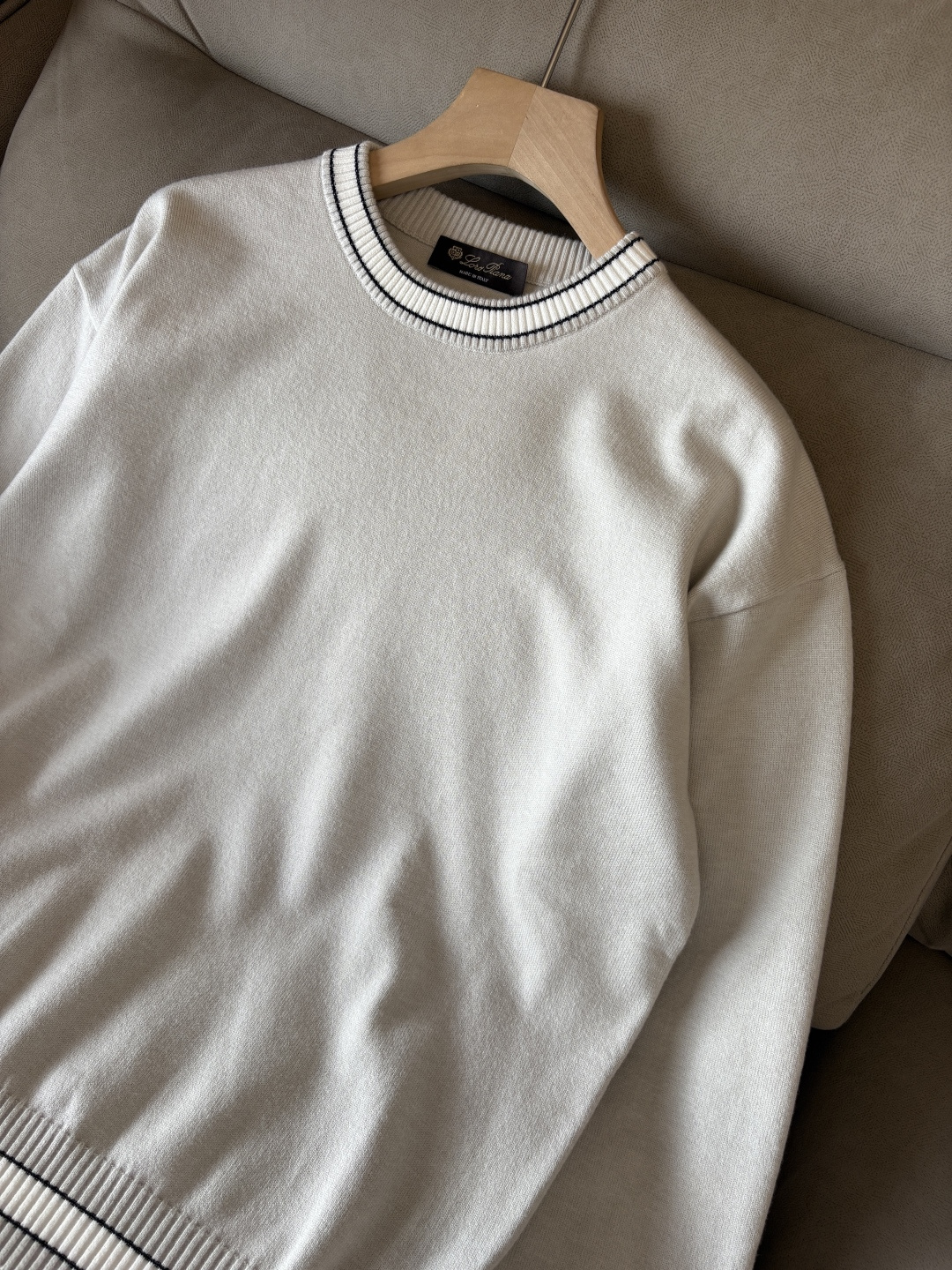 耗时王”菱形提花设计甄选超细优质纱线翻领短袖男士典藏款「耗时王」长袖针织奢雅工艺，触肤即高阶。

• 匠