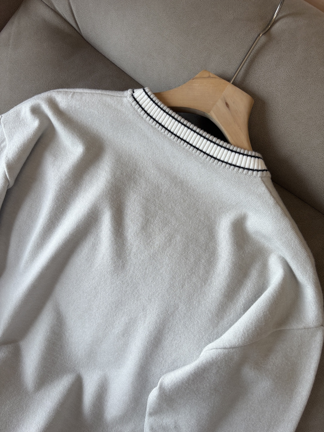 耗时王”菱形提花设计甄选超细优质纱线翻领短袖男士典藏款「耗时王」长袖针织奢雅工艺，触肤即高阶。

• 匠