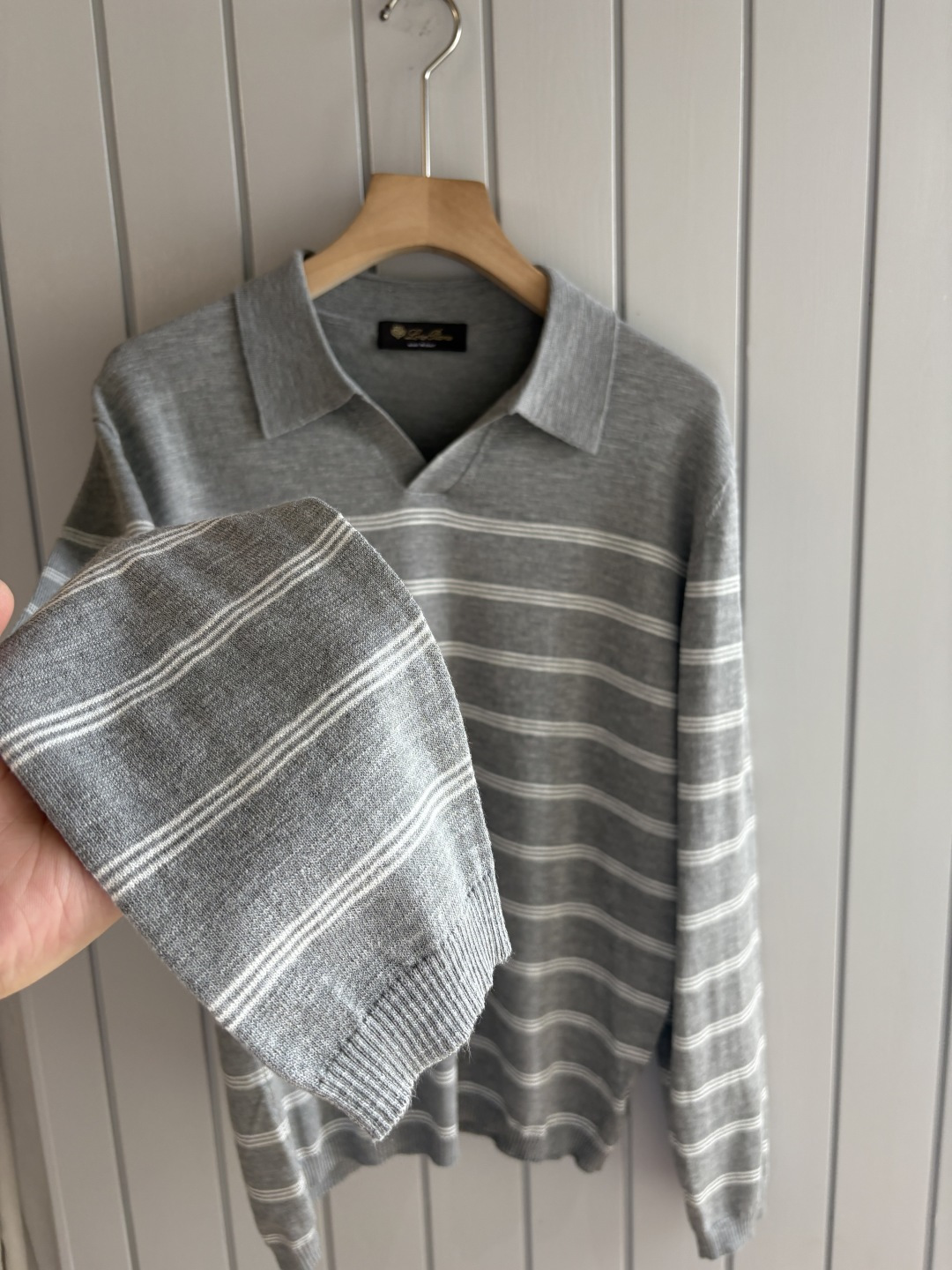 耗时王”菱形提花设计甄选超细优质纱线翻领短袖男士典藏款「耗时王」长袖针织奢雅工艺，触肤即高阶。• 匠心底