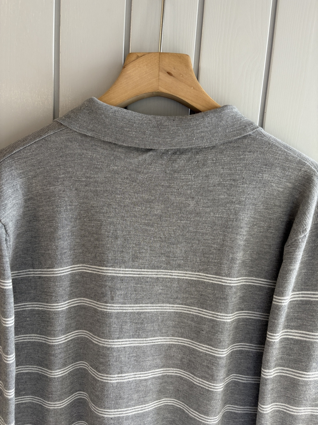 耗时王”菱形提花设计甄选超细优质纱线翻领短袖男士典藏款「耗时王」长袖针织奢雅工艺，触肤即高阶。• 匠心底