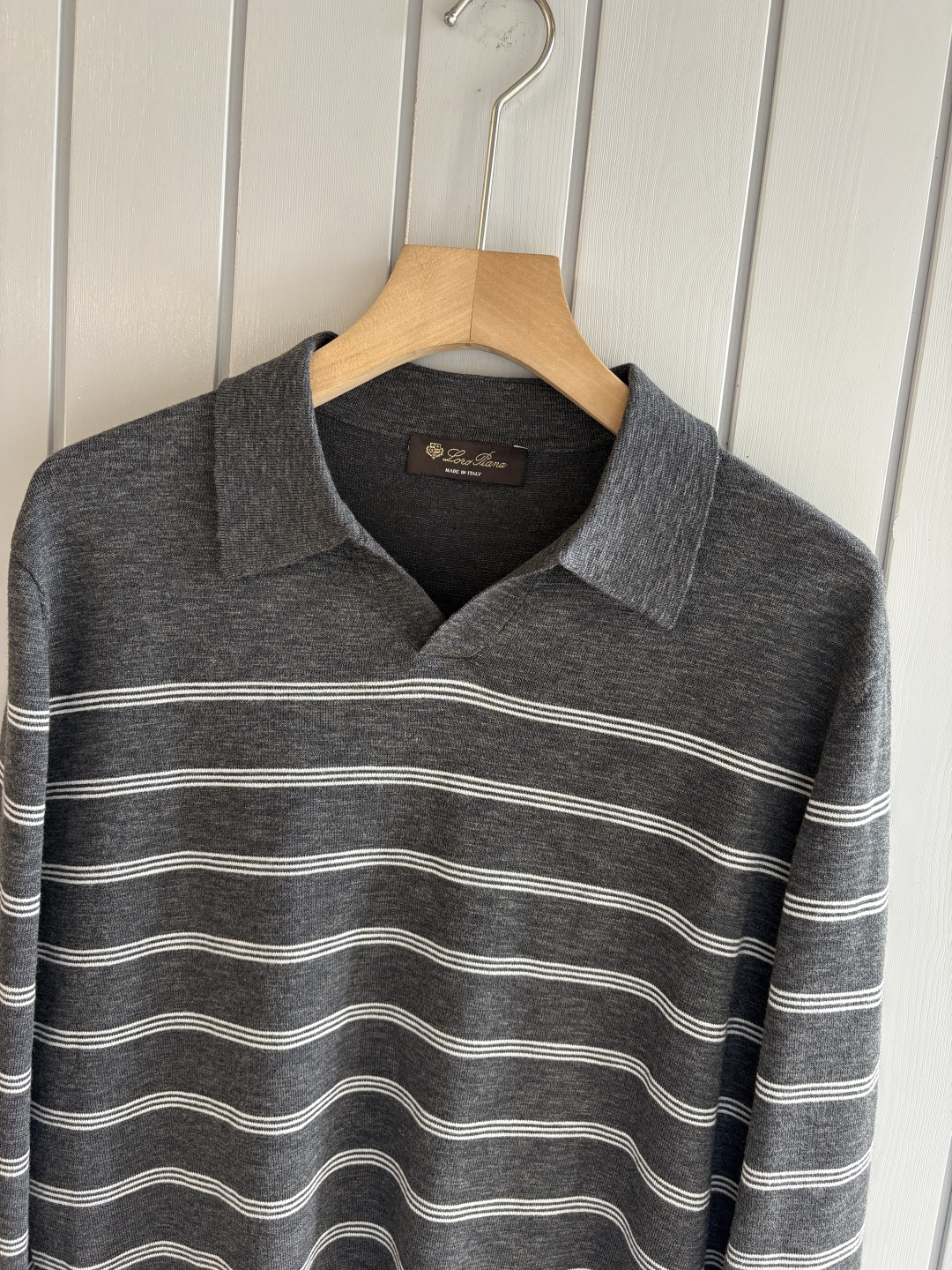 耗时王”菱形提花设计甄选超细优质纱线翻领短袖男士典藏款「耗时王」长袖针织奢雅工艺，触肤即高阶。• 匠心底