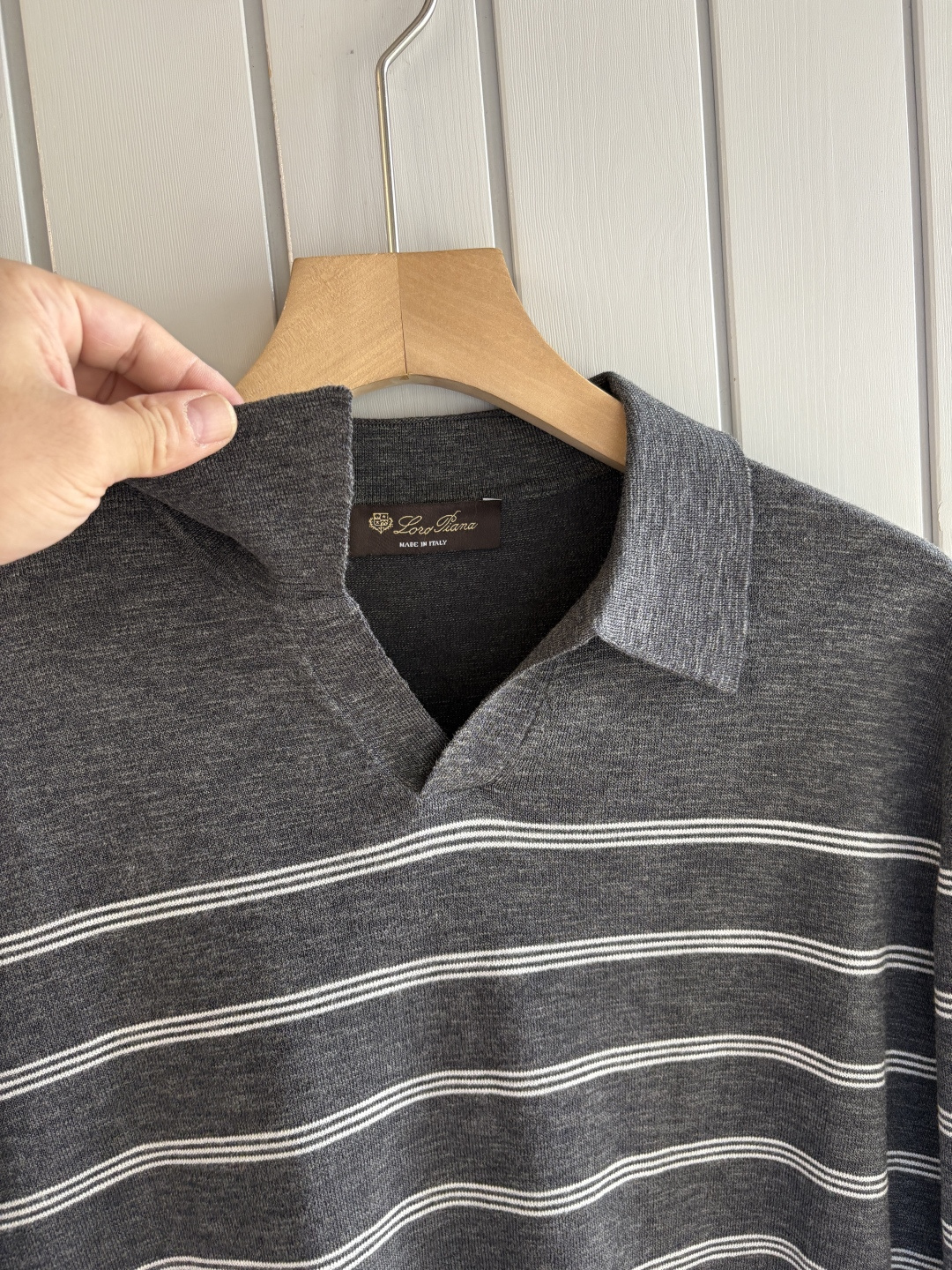 耗时王”菱形提花设计甄选超细优质纱线翻领短袖男士典藏款「耗时王」长袖针织奢雅工艺，触肤即高阶。• 匠心底