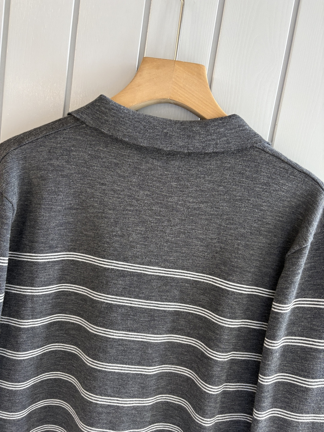 耗时王”菱形提花设计甄选超细优质纱线翻领短袖男士典藏款「耗时王」长袖针织奢雅工艺，触肤即高阶。• 匠心底