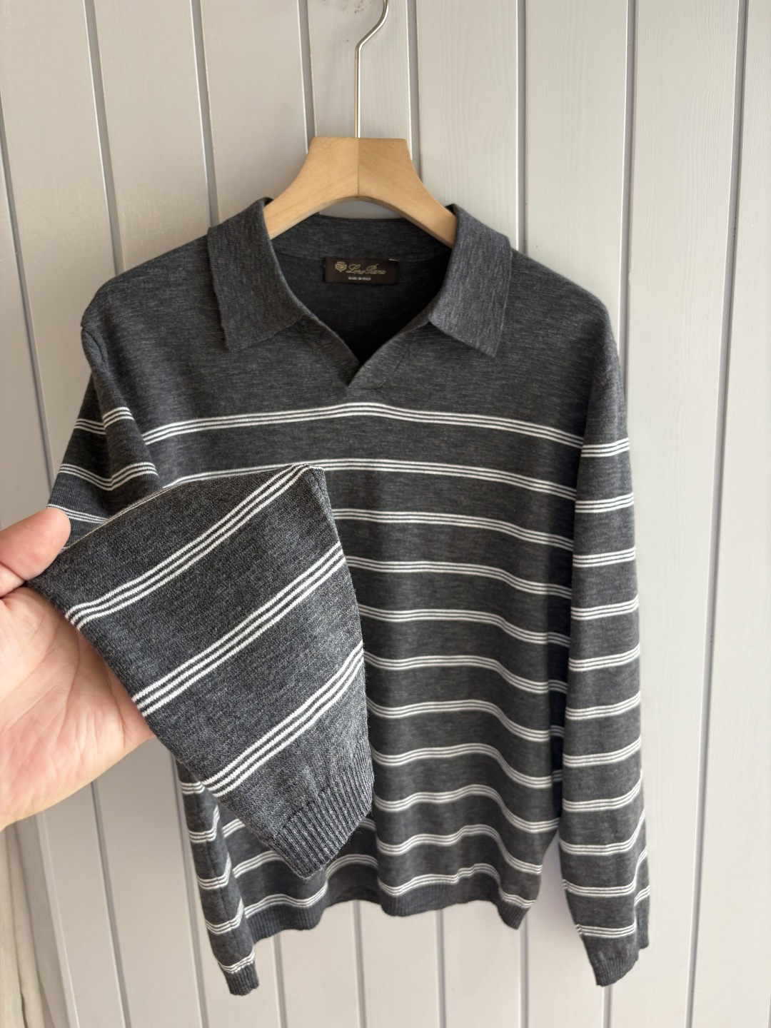 耗时王”菱形提花设计甄选超细优质纱线翻领短袖男士典藏款「耗时王」长袖针织奢雅工艺，触肤即高阶。• 匠心底