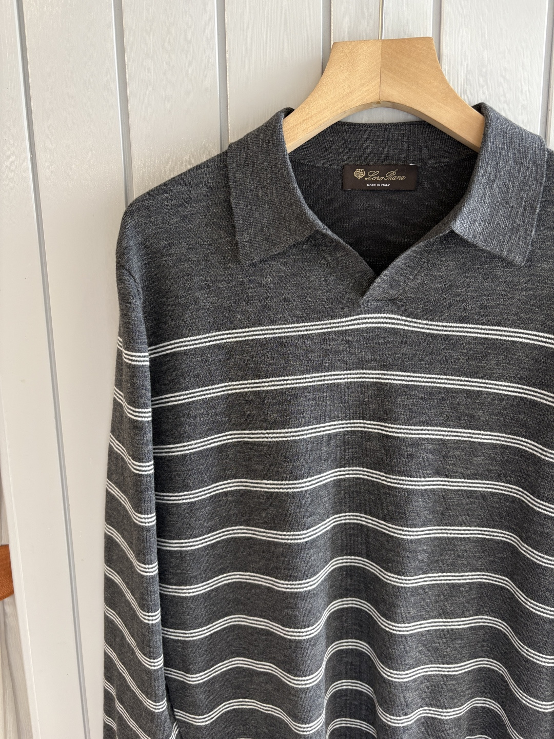 耗时王”菱形提花设计甄选超细优质纱线翻领短袖男士典藏款「耗时王」长袖针织奢雅工艺，触肤即高阶。• 匠心底