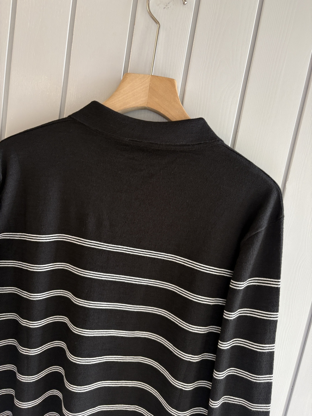 耗时王”菱形提花设计甄选超细优质纱线翻领短袖男士典藏款「耗时王」长袖针织奢雅工艺，触肤即高阶。• 匠心底