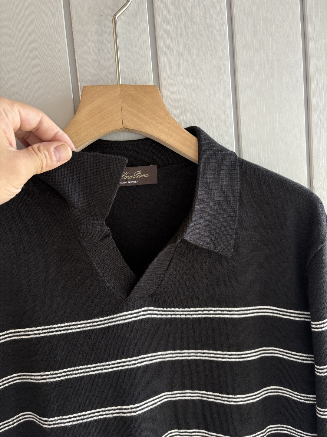 耗时王”菱形提花设计甄选超细优质纱线翻领短袖男士典藏款「耗时王」长袖针织奢雅工艺，触肤即高阶。• 匠心底