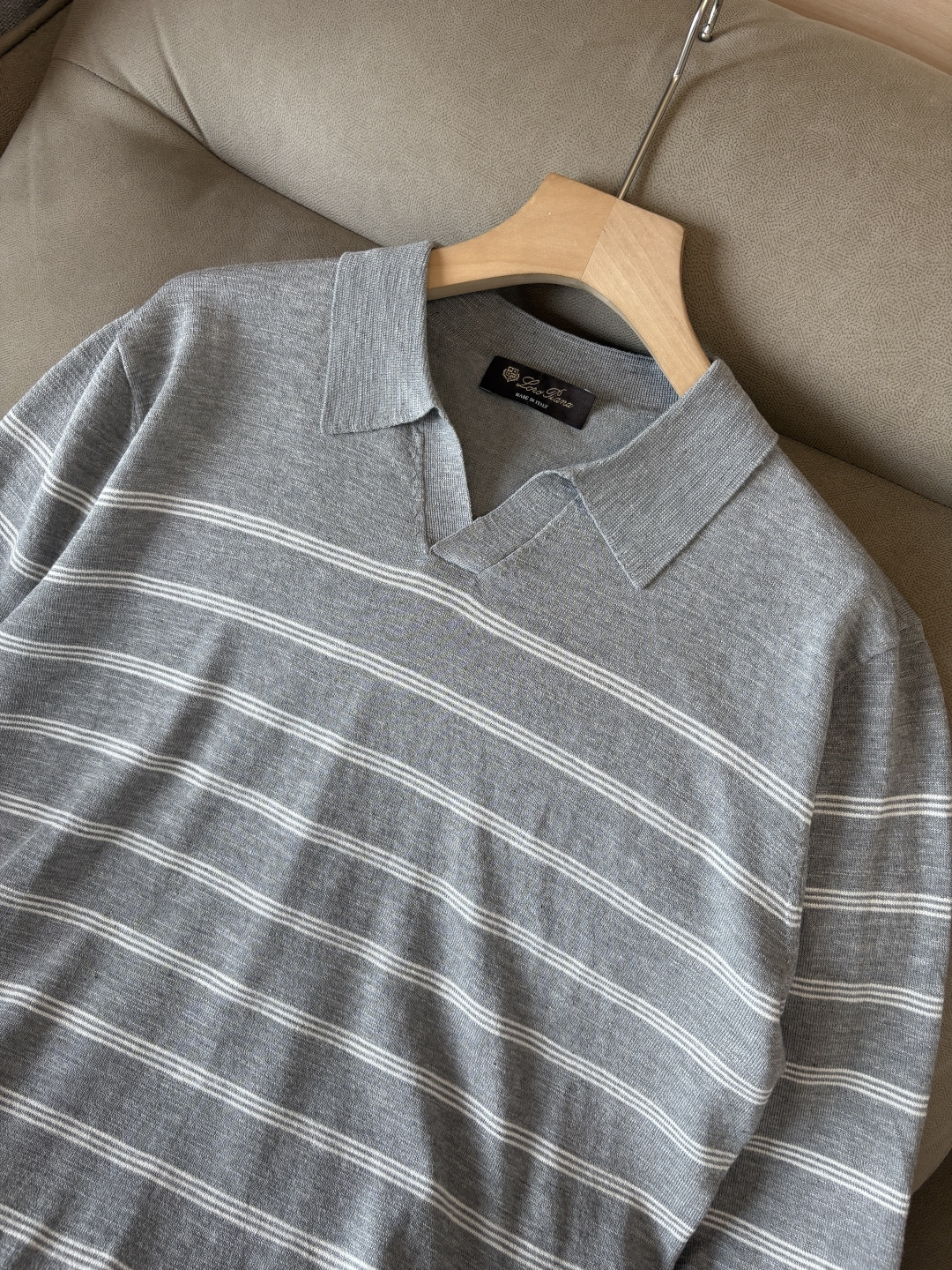 耗时王”菱形提花设计甄选超细优质纱线翻领短袖男士典藏款「耗时王」长袖针织奢雅工艺，触肤即高阶。

• 匠