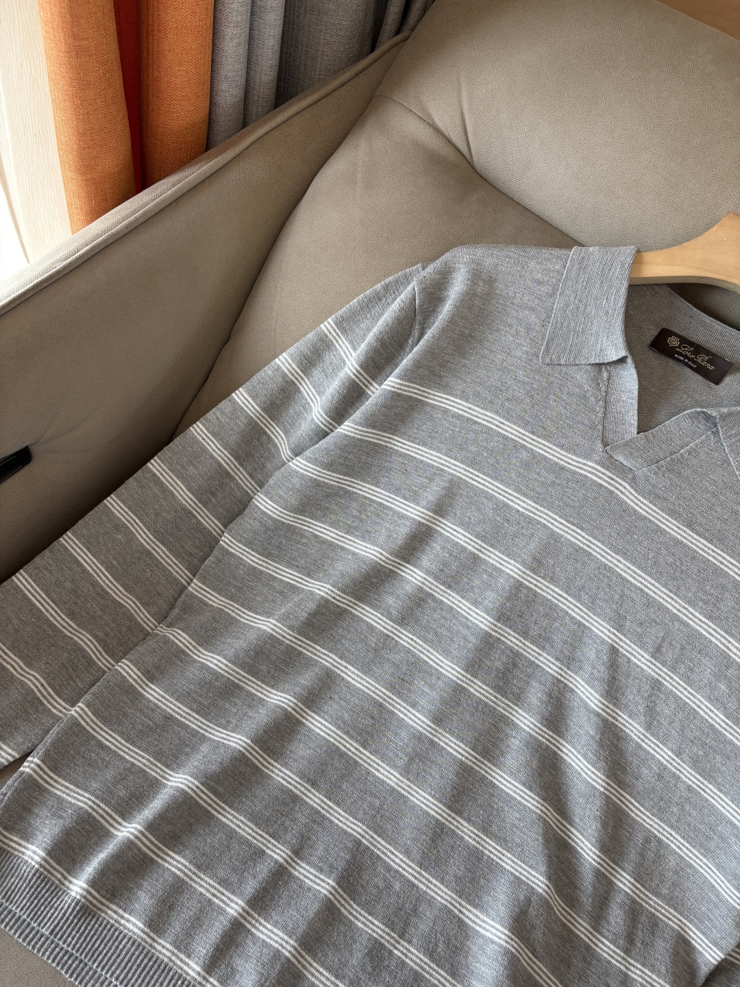 耗时王”菱形提花设计甄选超细优质纱线翻领短袖男士典藏款「耗时王」长袖针织奢雅工艺，触肤即高阶。

• 匠