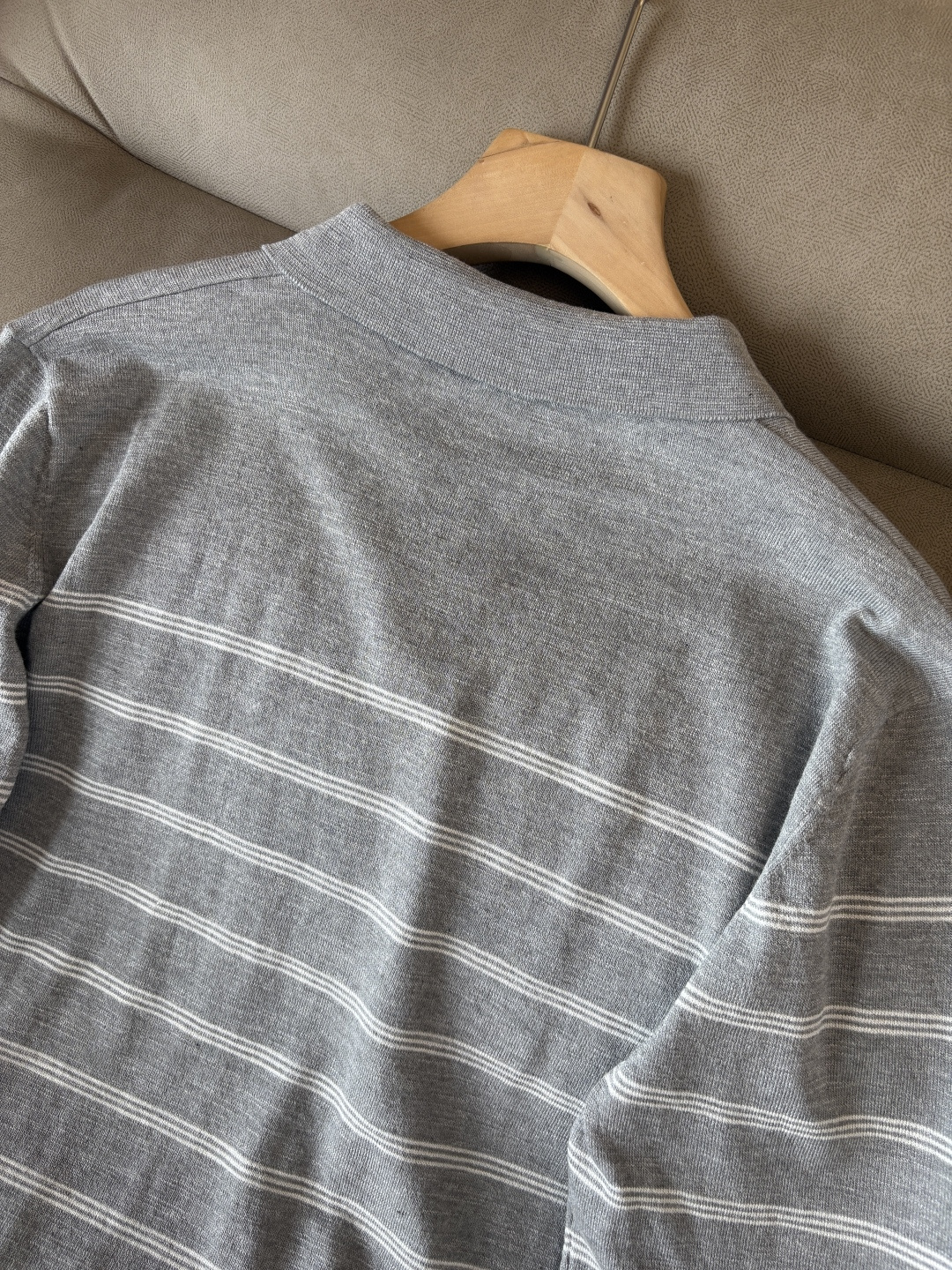 耗时王”菱形提花设计甄选超细优质纱线翻领短袖男士典藏款「耗时王」长袖针织奢雅工艺，触肤即高阶。

• 匠