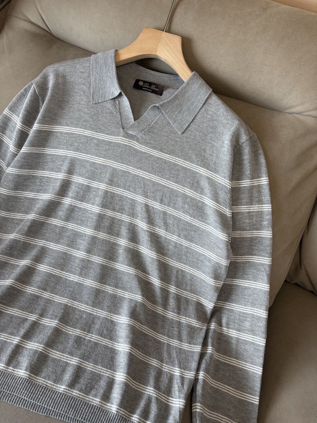 耗时王”菱形提花设计甄选超细优质纱线翻领短袖男士典藏款「耗时王」长袖针织奢雅工艺，触肤即高阶。

• 匠