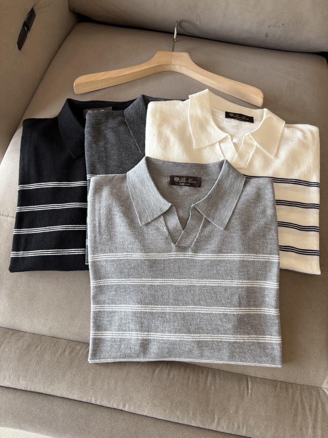 耗时王”菱形提花设计甄选超细优质纱线翻领短袖男士典藏款「耗时王」长袖针织奢雅工艺，触肤即高阶。

• 匠