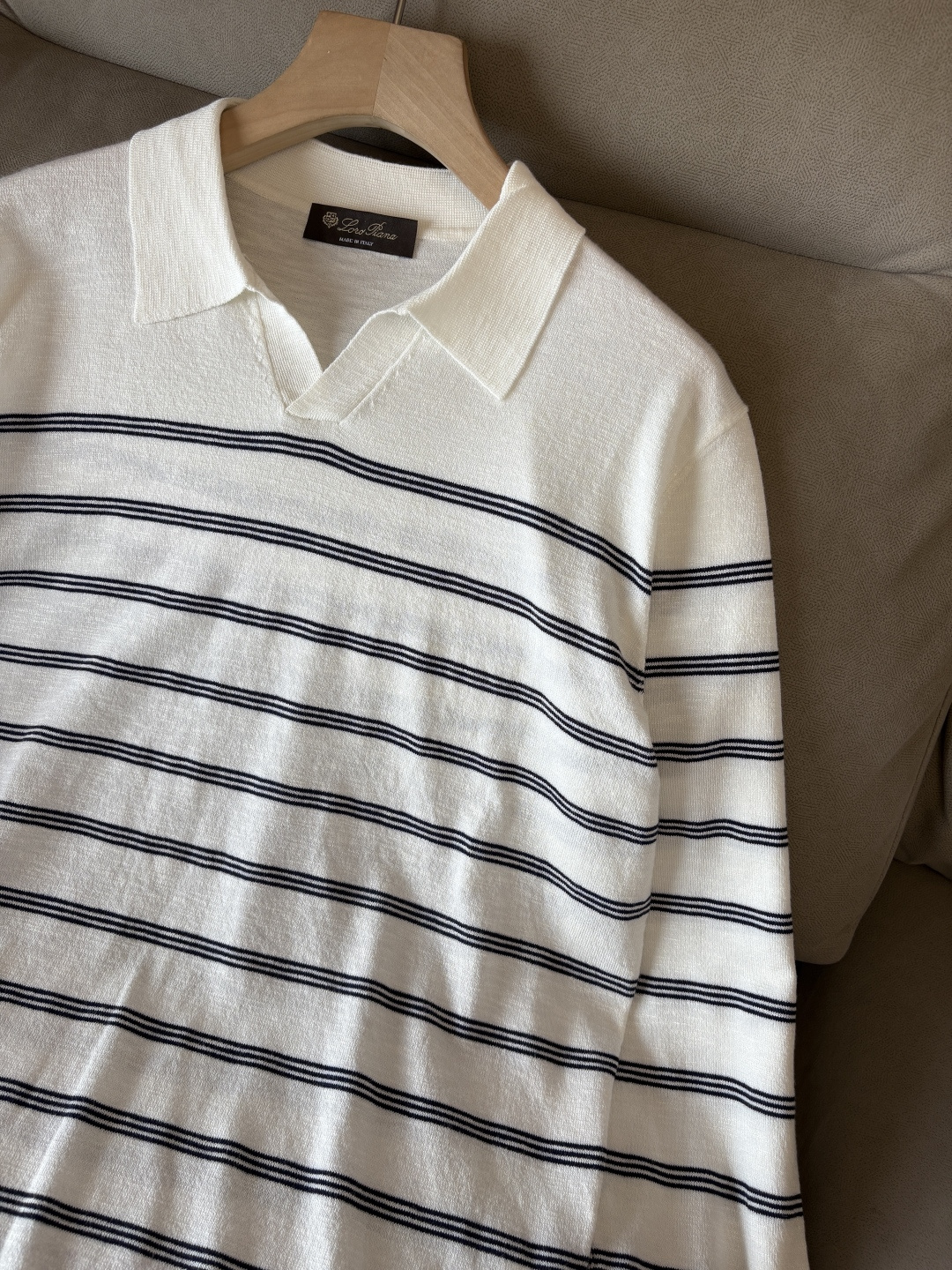 耗时王”菱形提花设计甄选超细优质纱线翻领短袖男士典藏款「耗时王」长袖针织奢雅工艺，触肤即高阶。

• 匠