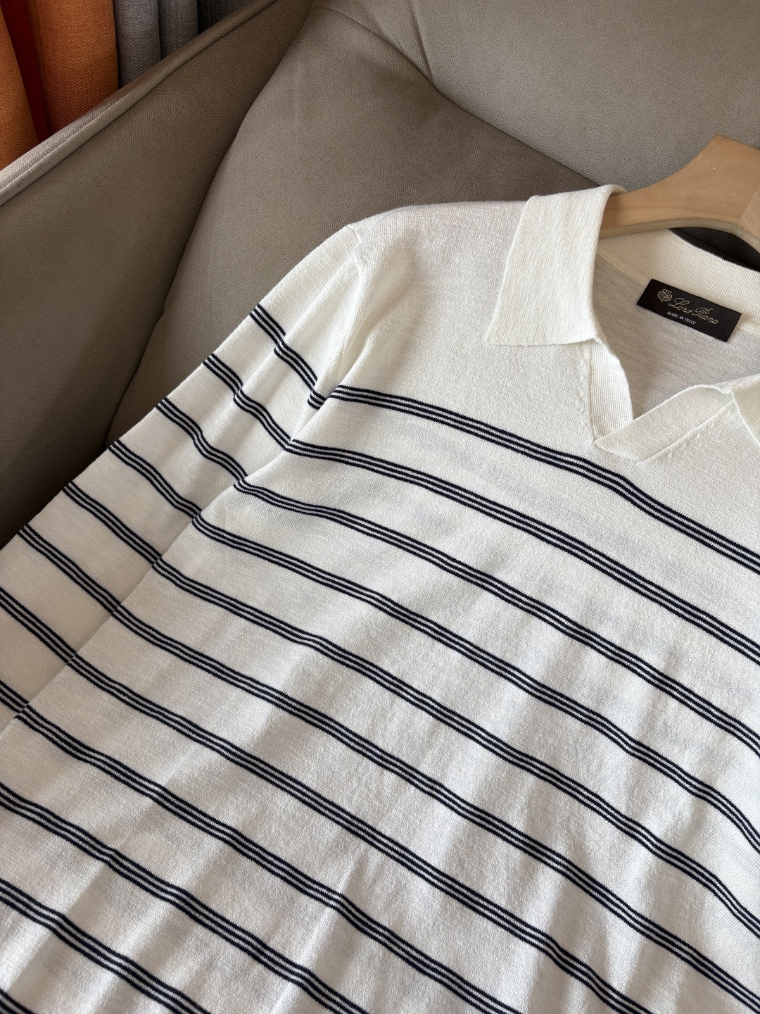 耗时王”菱形提花设计甄选超细优质纱线翻领短袖男士典藏款「耗时王」长袖针织奢雅工艺，触肤即高阶。

• 匠