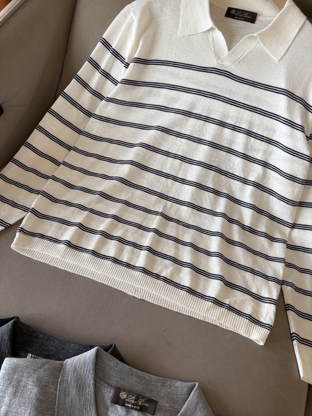 耗时王”菱形提花设计甄选超细优质纱线翻领短袖男士典藏款「耗时王」长袖针织奢雅工艺，触肤即高阶。

• 匠