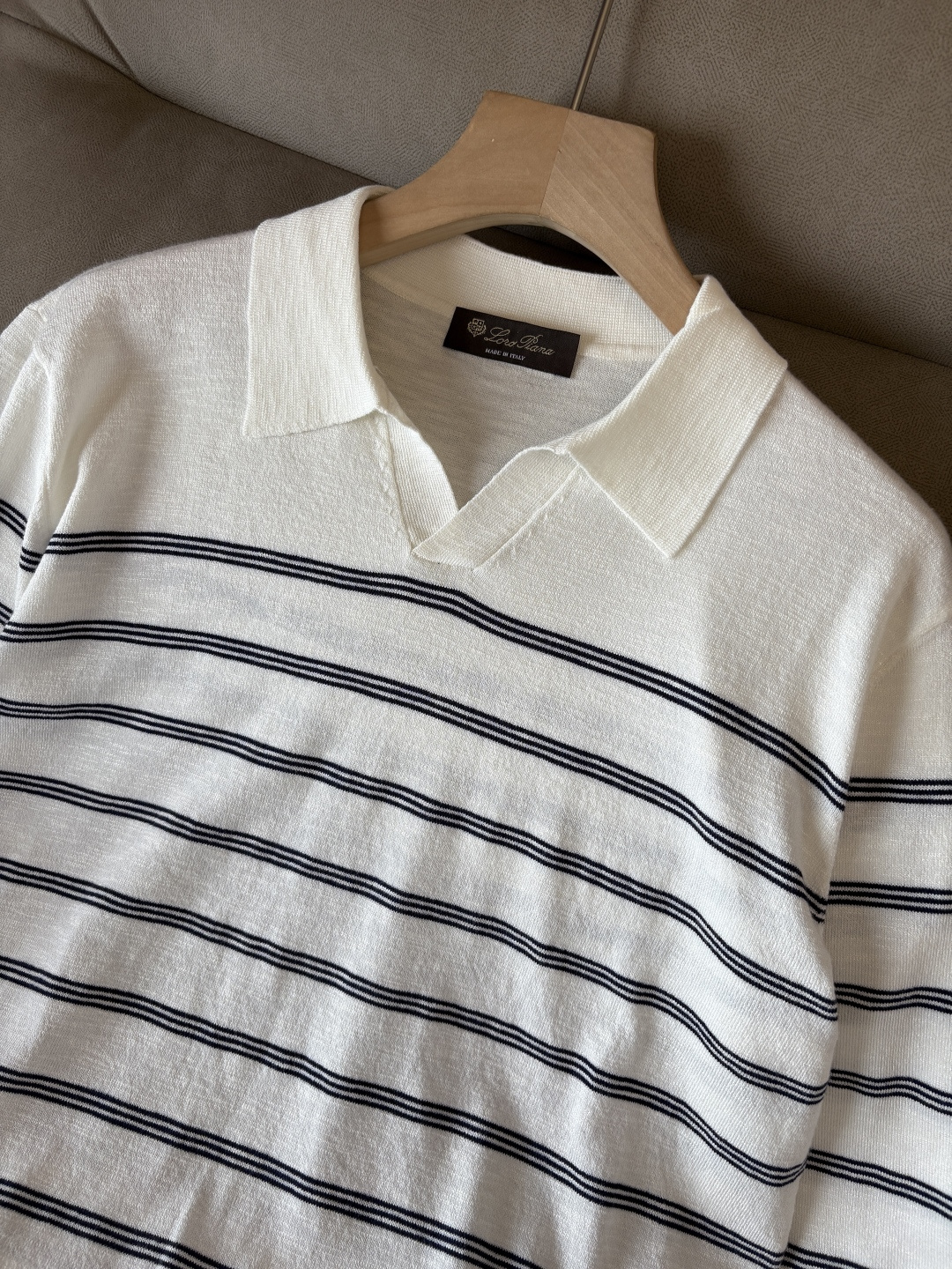 耗时王”菱形提花设计甄选超细优质纱线翻领短袖男士典藏款「耗时王」长袖针织奢雅工艺，触肤即高阶。

• 匠