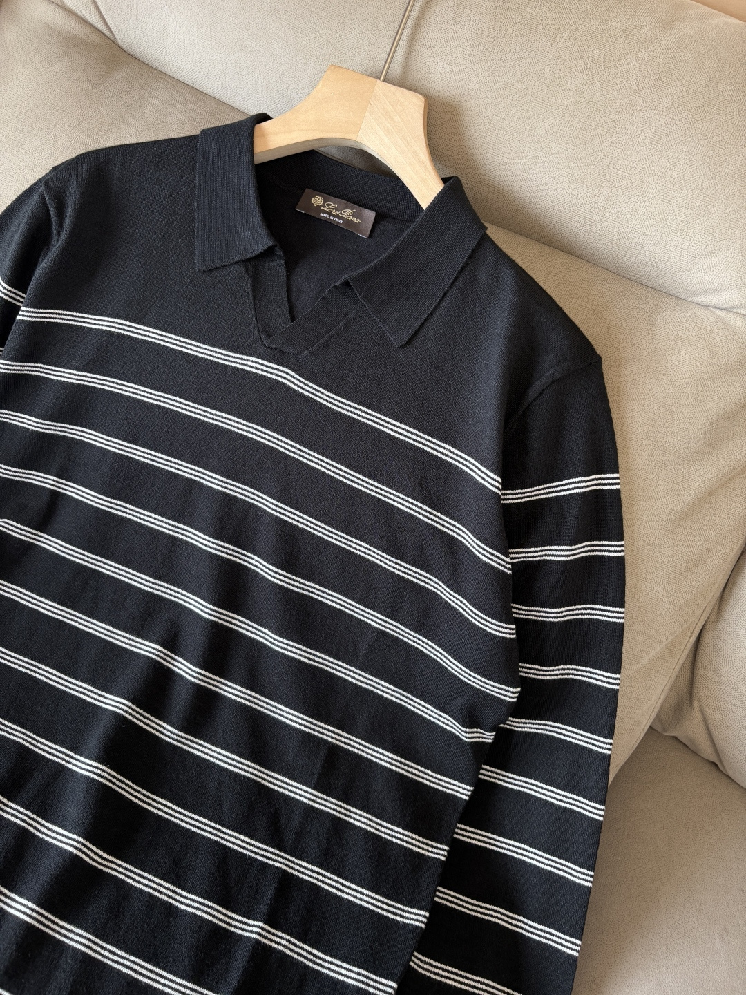 耗时王”菱形提花设计甄选超细优质纱线翻领短袖男士典藏款「耗时王」长袖针织奢雅工艺，触肤即高阶。

• 匠