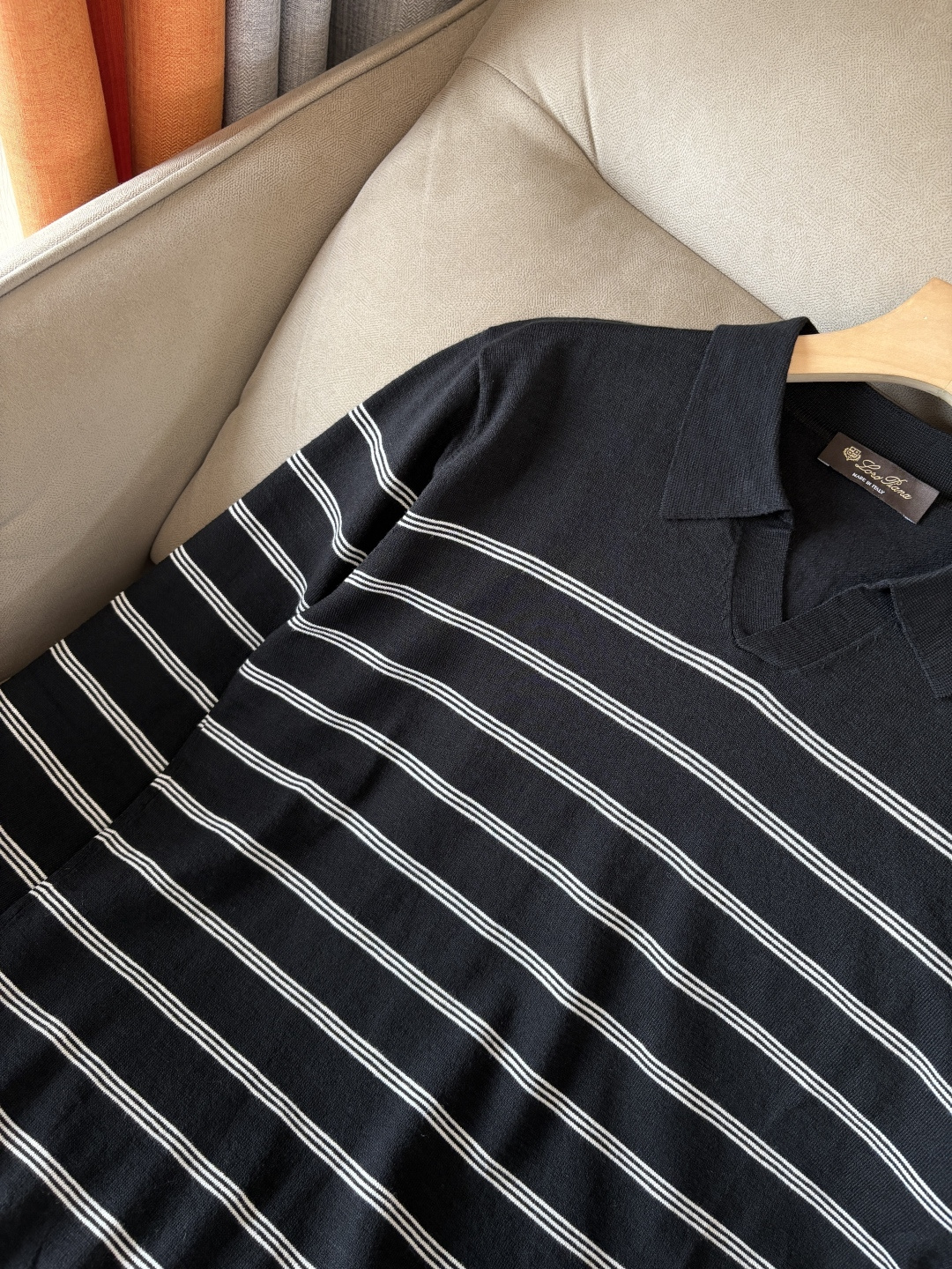 耗时王”菱形提花设计甄选超细优质纱线翻领短袖男士典藏款「耗时王」长袖针织奢雅工艺，触肤即高阶。

• 匠