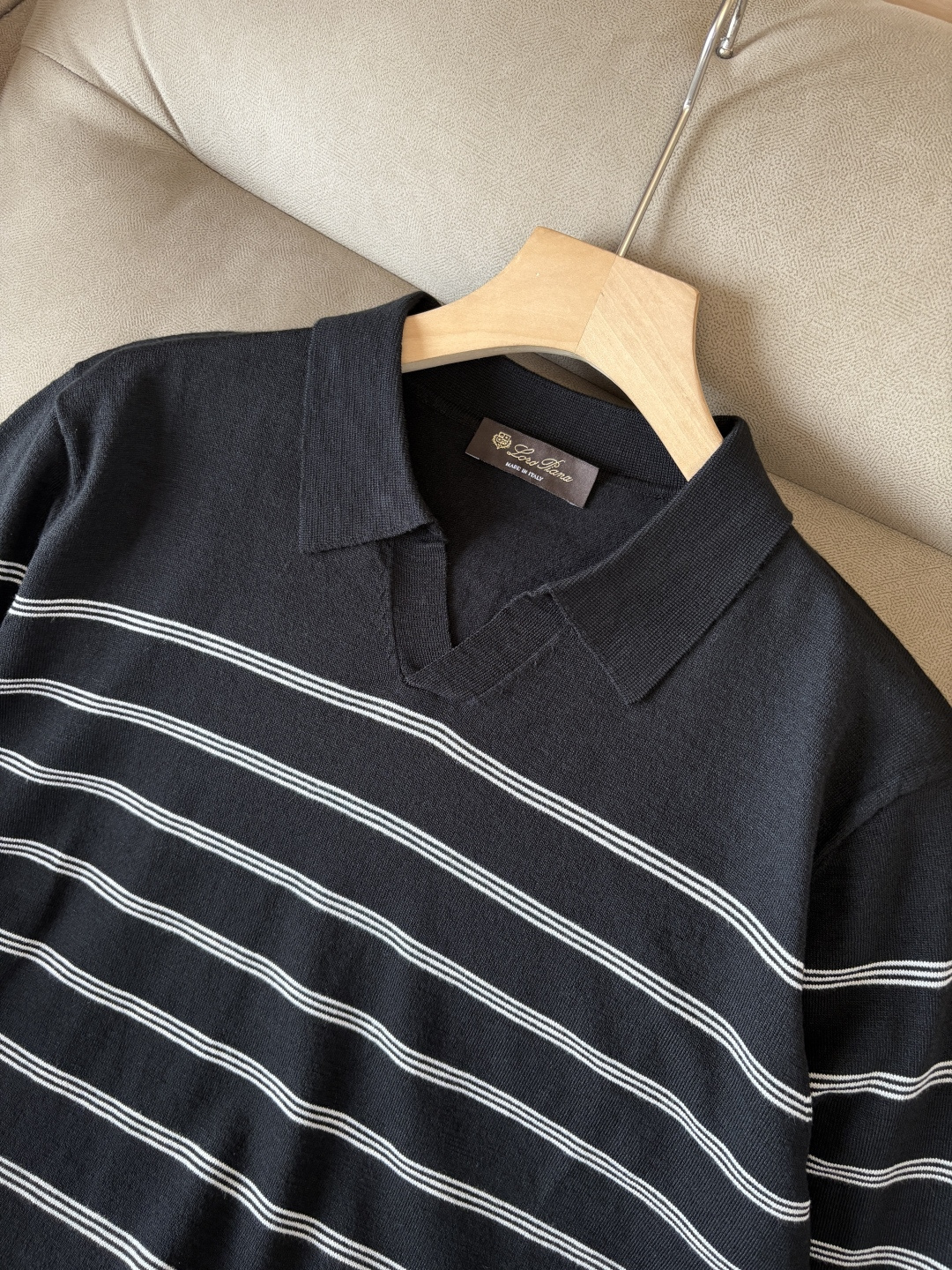 耗时王”菱形提花设计甄选超细优质纱线翻领短袖男士典藏款「耗时王」长袖针织奢雅工艺，触肤即高阶。

• 匠