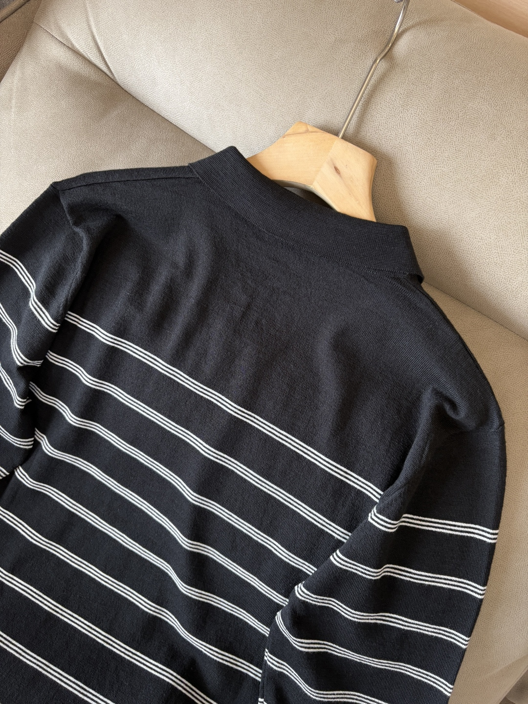 耗时王”菱形提花设计甄选超细优质纱线翻领短袖男士典藏款「耗时王」长袖针织奢雅工艺，触肤即高阶。

• 匠