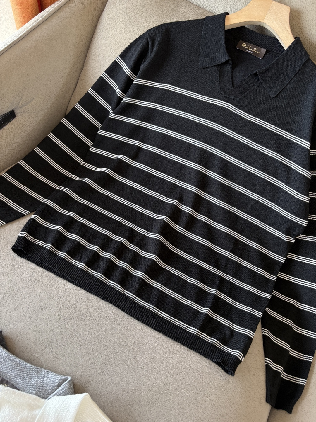 耗时王”菱形提花设计甄选超细优质纱线翻领短袖男士典藏款「耗时王」长袖针织奢雅工艺，触肤即高阶。

• 匠