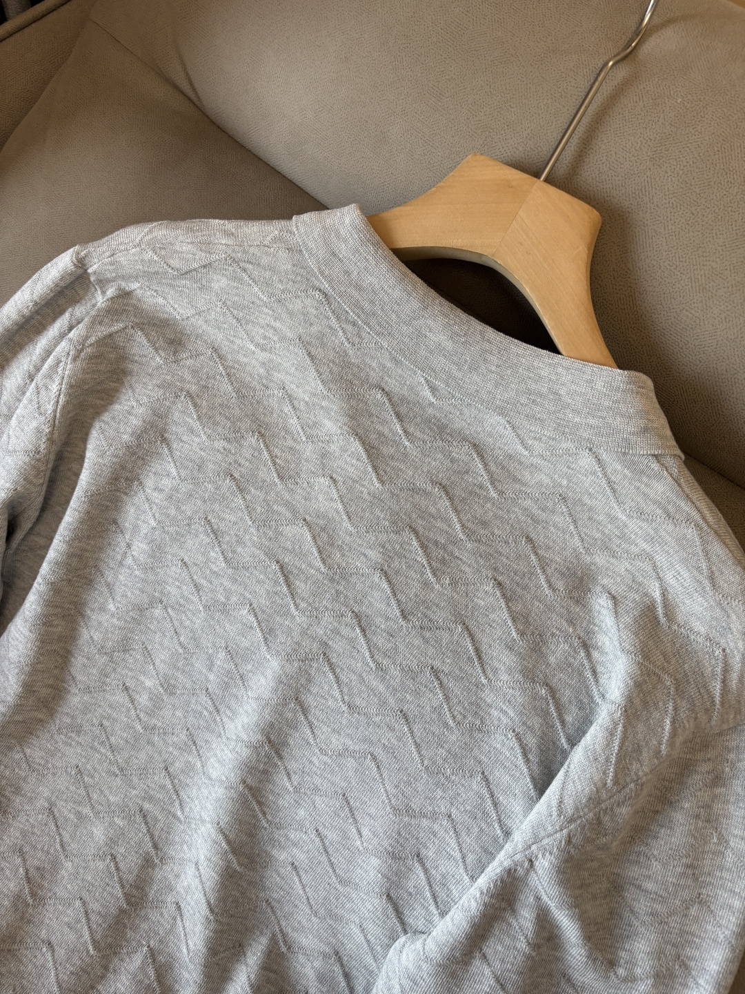 耗时王”菱形提花设计甄选超细优质纱线翻领短袖男士典藏款「耗时王」长袖针织奢雅工艺，触肤即高阶。

• 匠