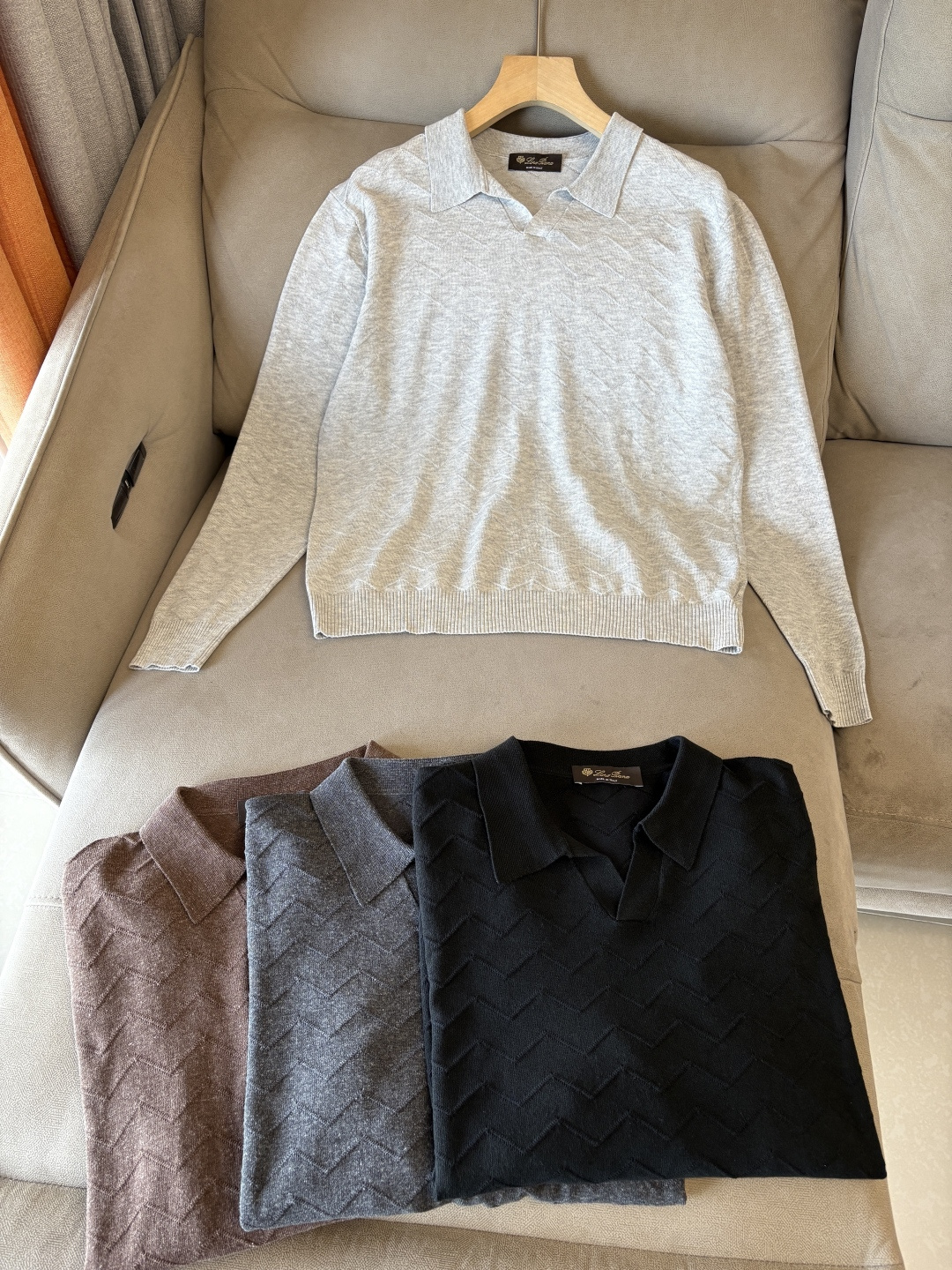 耗时王”菱形提花设计甄选超细优质纱线翻领短袖男士典藏款「耗时王」长袖针织奢雅工艺，触肤即高阶。

• 匠