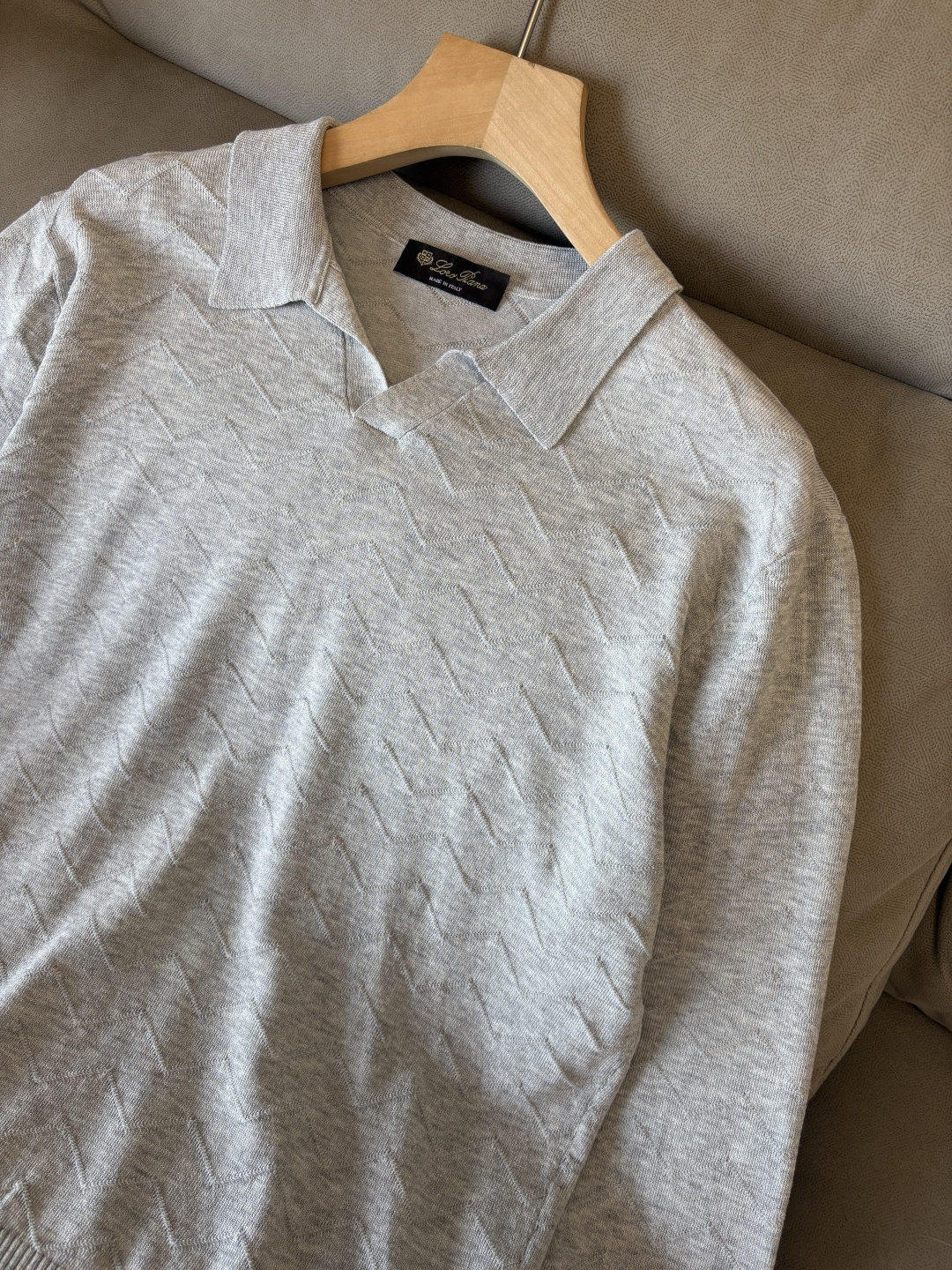 耗时王”菱形提花设计甄选超细优质纱线翻领短袖男士典藏款「耗时王」长袖针织奢雅工艺，触肤即高阶。

• 匠